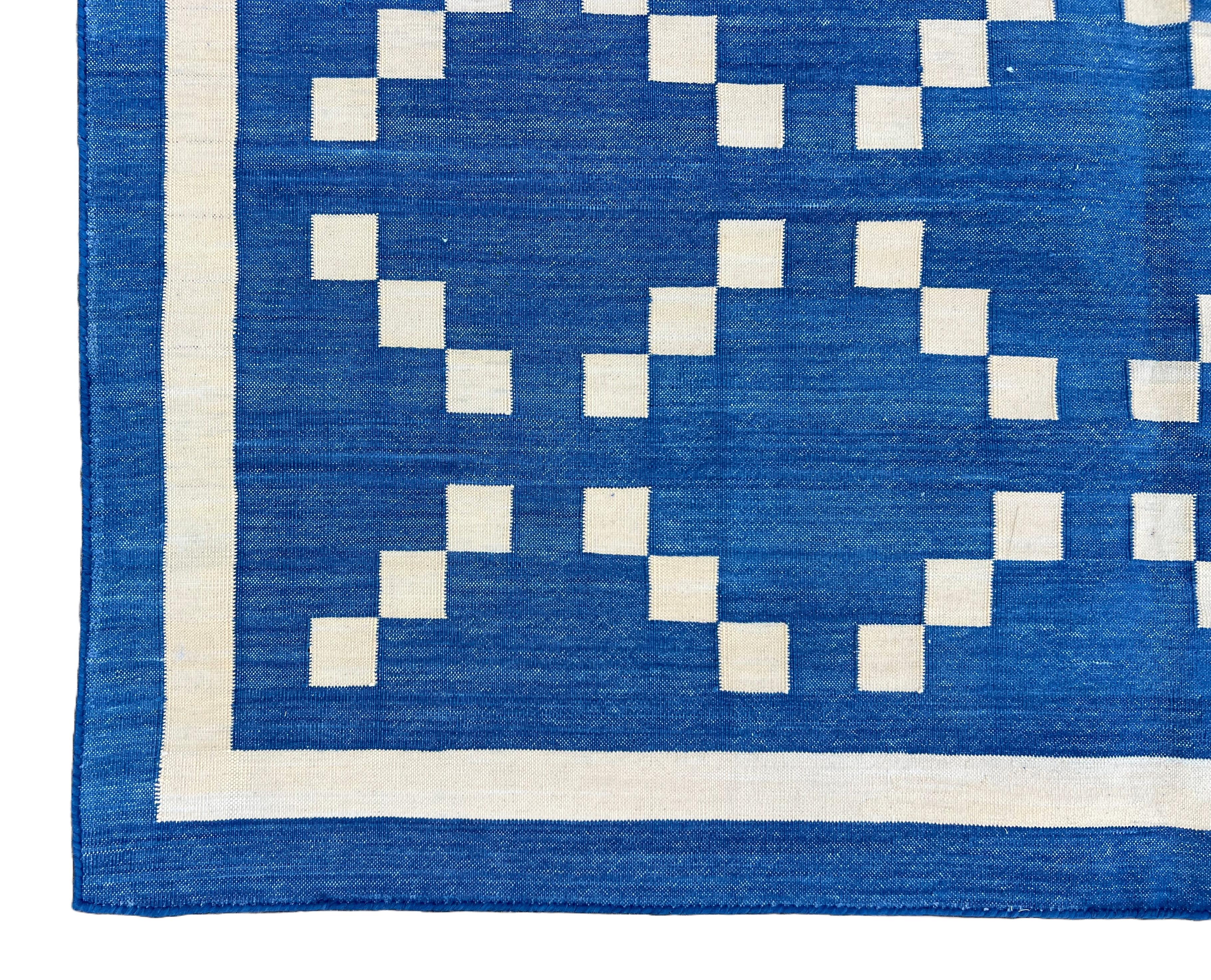 Tappeto a tessitura piatta in cotone fatto a mano, 9x12 blu e crema con motivo a diamante Dhurrie in vendita 2