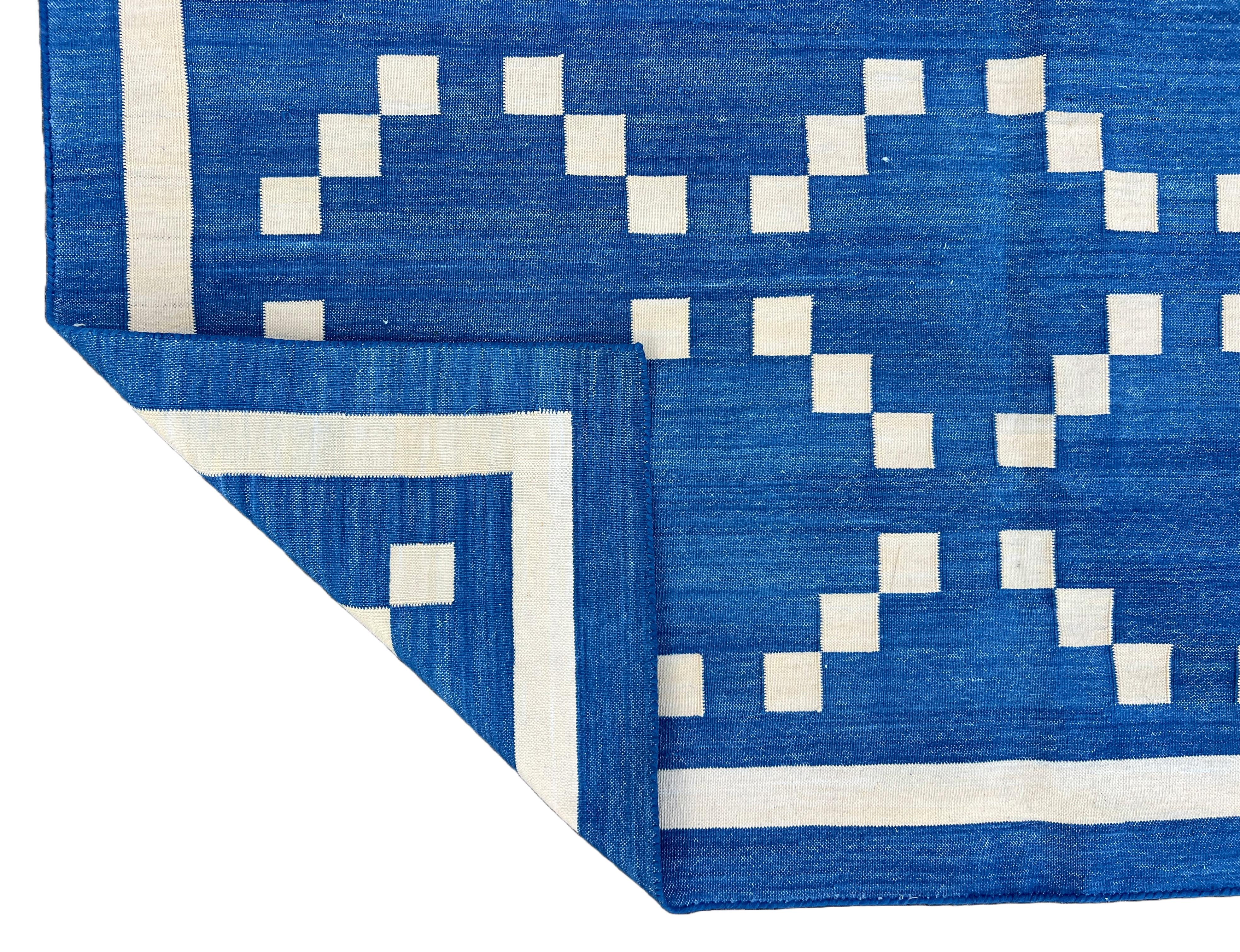 Tappeto a tessitura piatta in cotone fatto a mano, 9x12 blu e crema con motivo a diamante Dhurrie in vendita 3