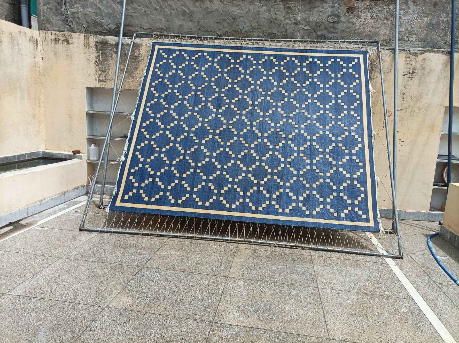 Tappeto a tessitura piatta in cotone fatto a mano, 9x12 blu e crema con motivo a diamante Dhurrie in vendita 4