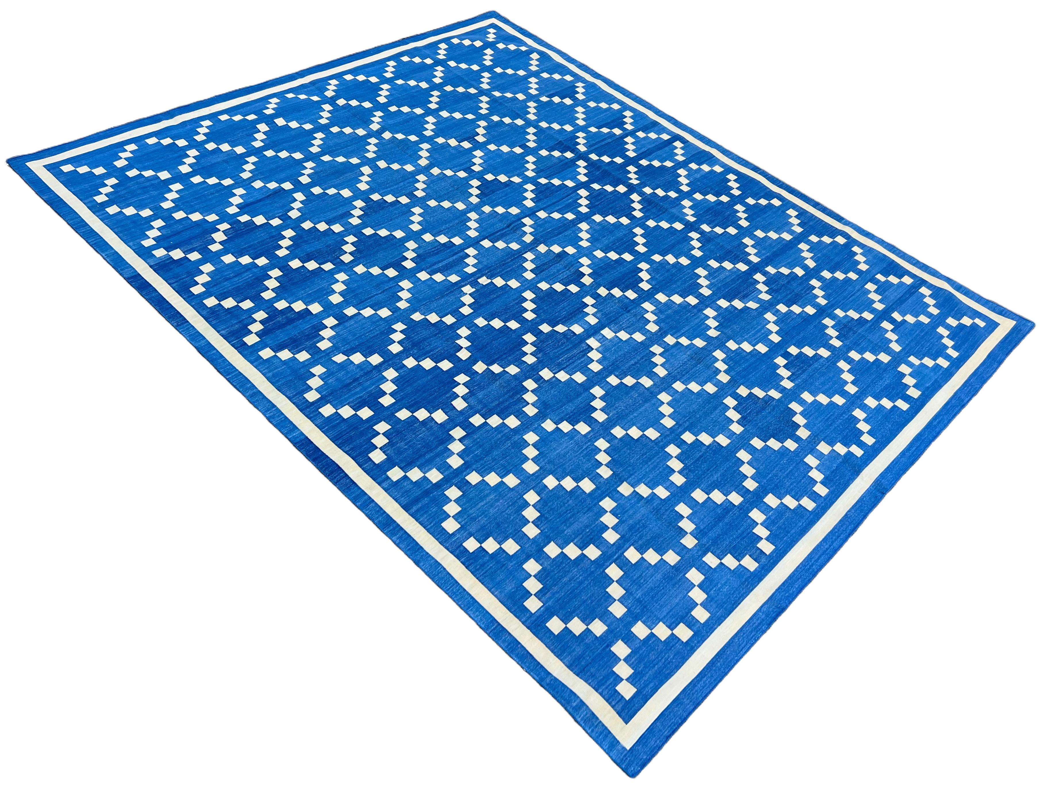 Tappeto in cotone Nature tinto al vegetale, blu denim e crema con diamanti.
Dimensioni 9'x12' (270x360cm)

Queste speciali dhurry a trama piatta sono tessute a mano con un filo di cotone 100% a 15 strati. A causa delle speciali tecniche di