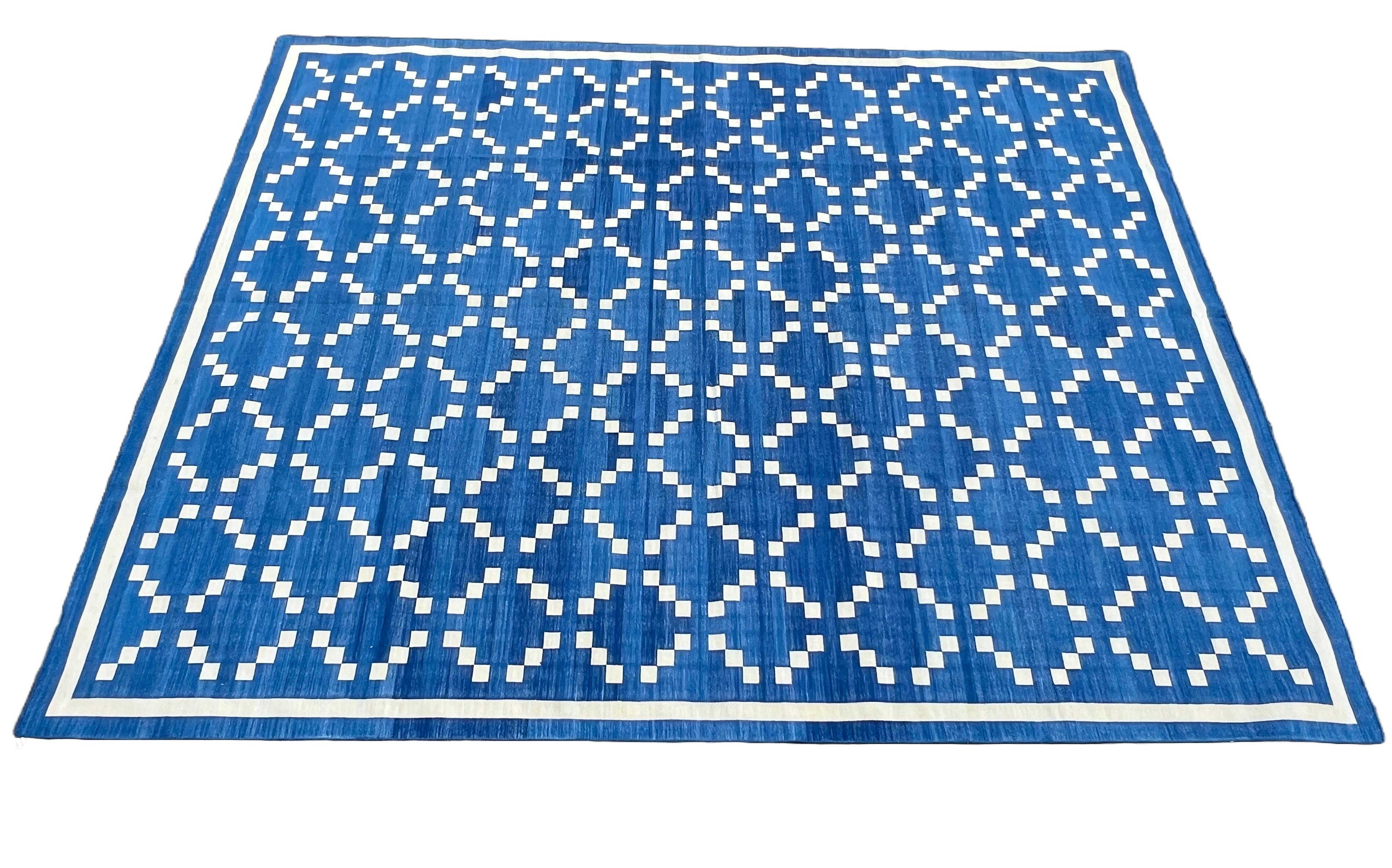 Mid-Century moderno Tappeto a tessitura piatta in cotone fatto a mano, 9x12 blu e crema con motivo a diamante Dhurrie in vendita