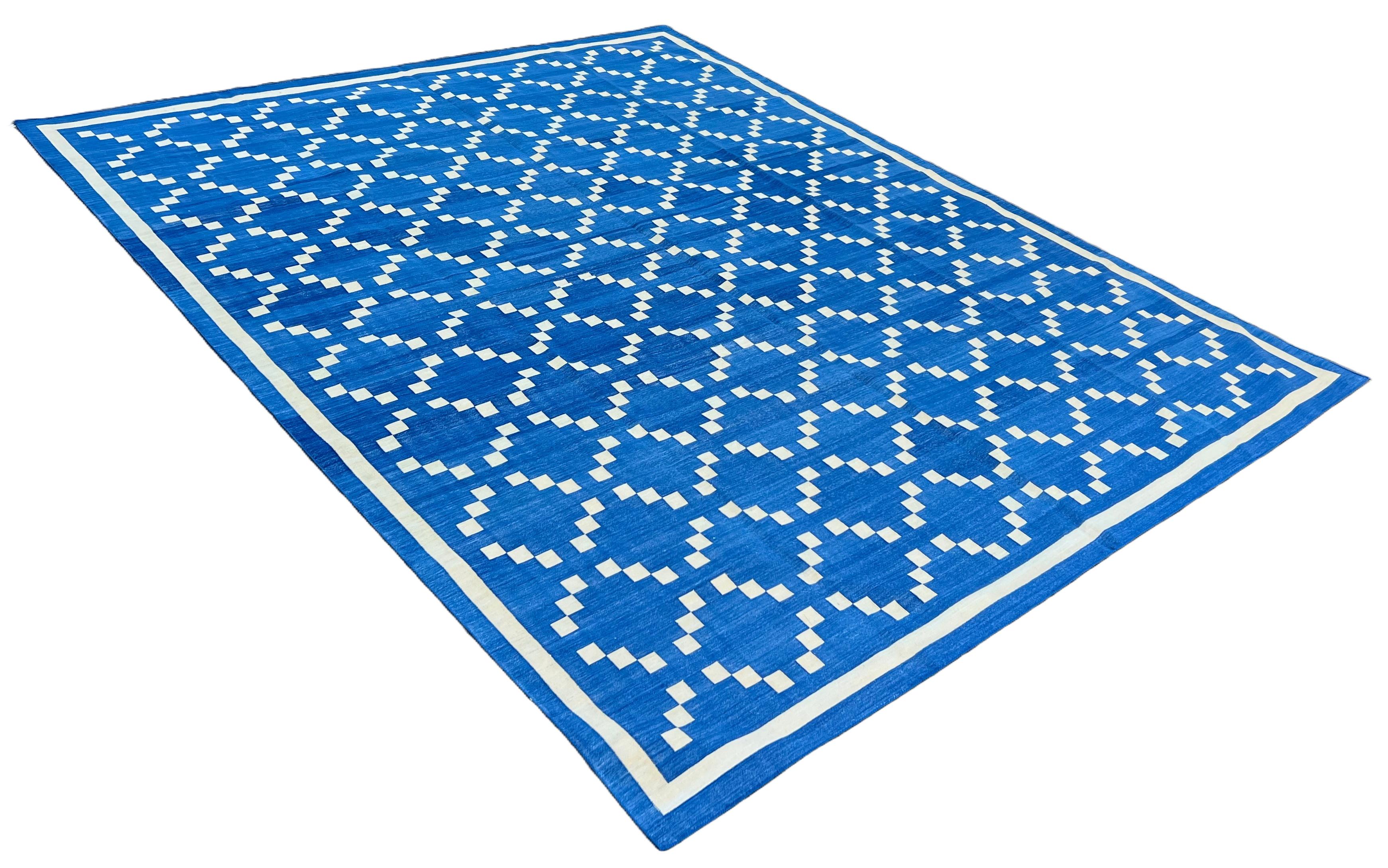Indiano Tappeto a tessitura piatta in cotone fatto a mano, 9x12 blu e crema con motivo a diamante Dhurrie in vendita