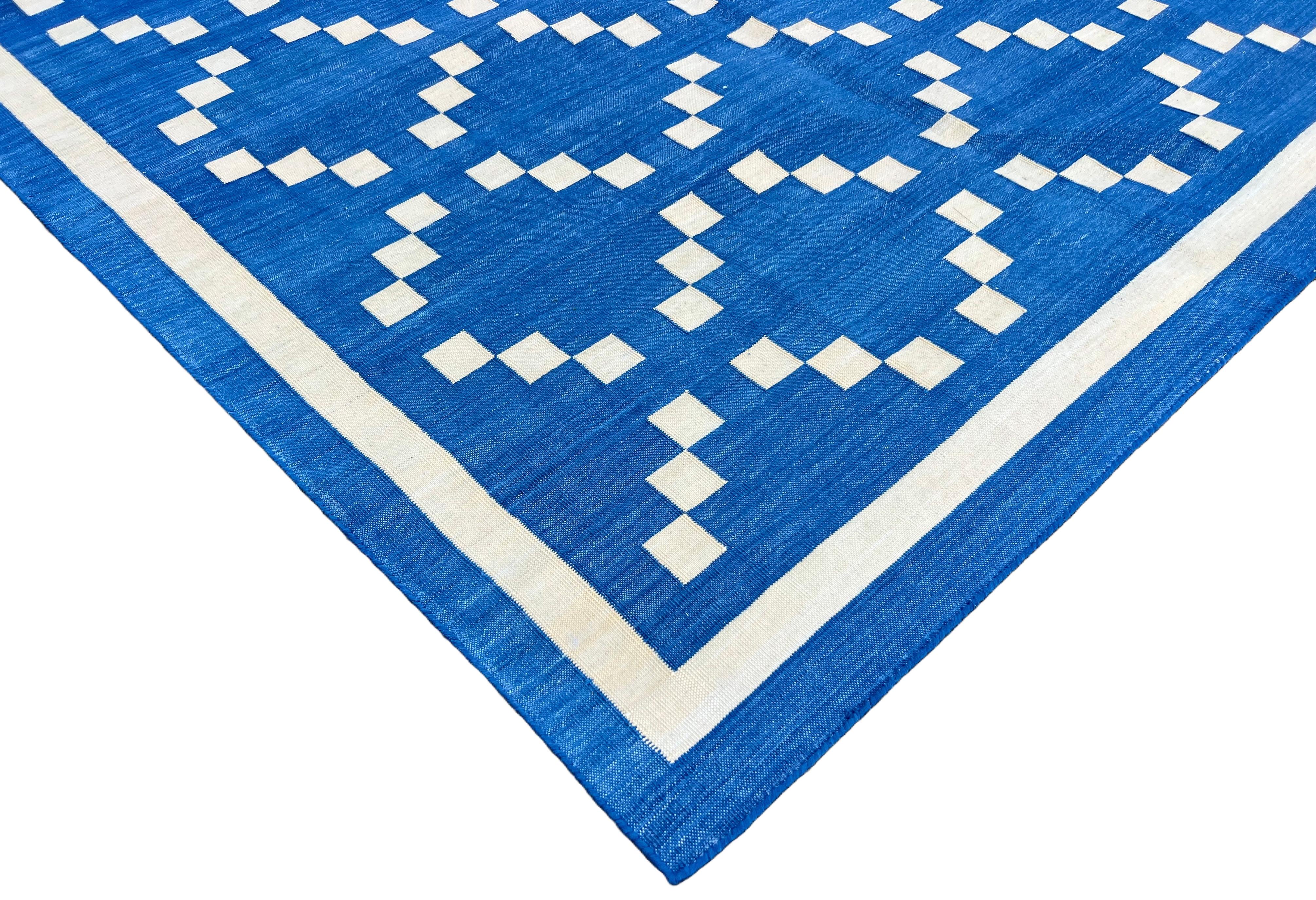 Tessuto a mano Tappeto a tessitura piatta in cotone fatto a mano, 9x12 blu e crema con motivo a diamante Dhurrie in vendita