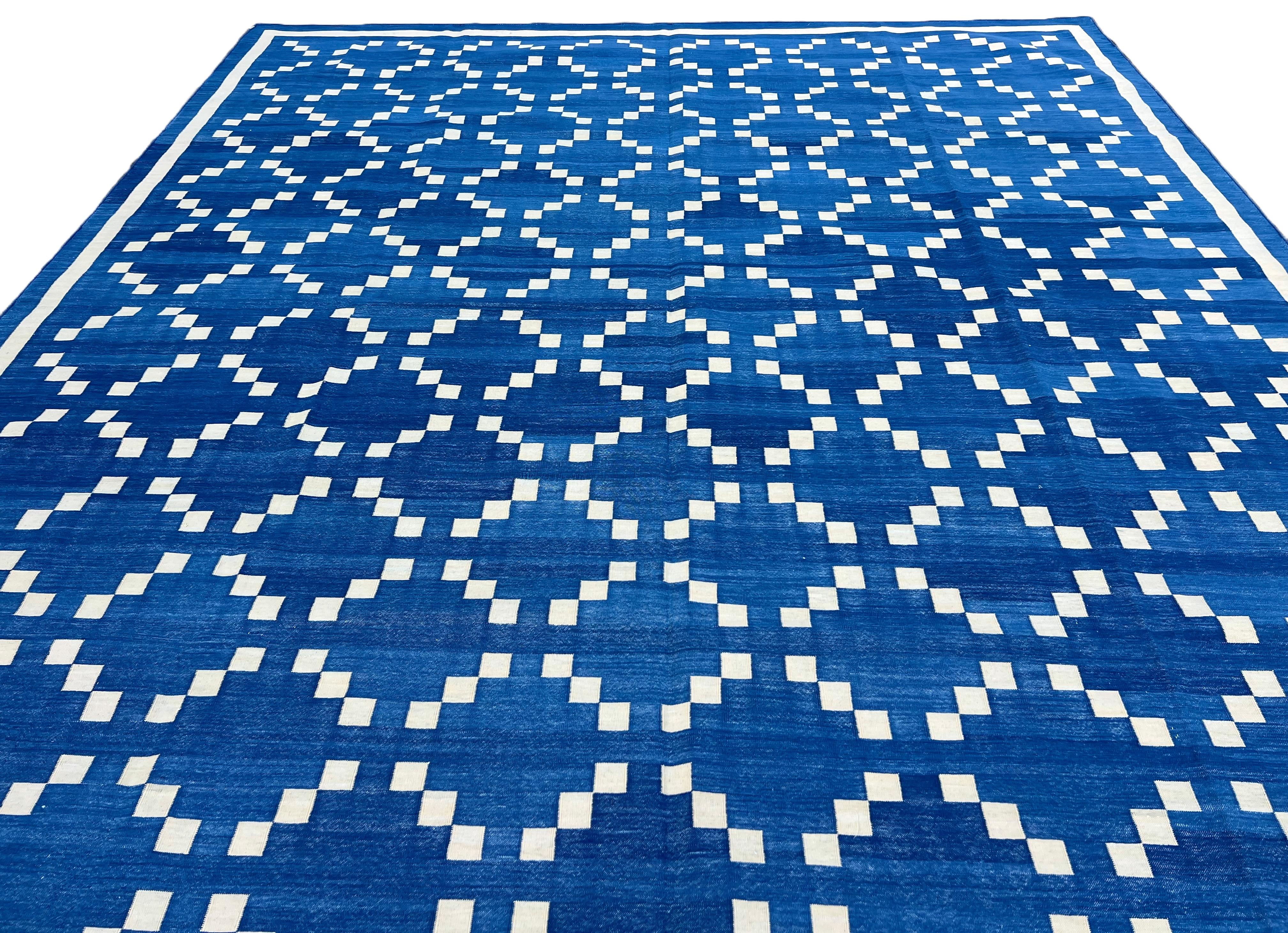Tappeto a tessitura piatta in cotone fatto a mano, 9x12 blu e crema con motivo a diamante Dhurrie in vendita 1