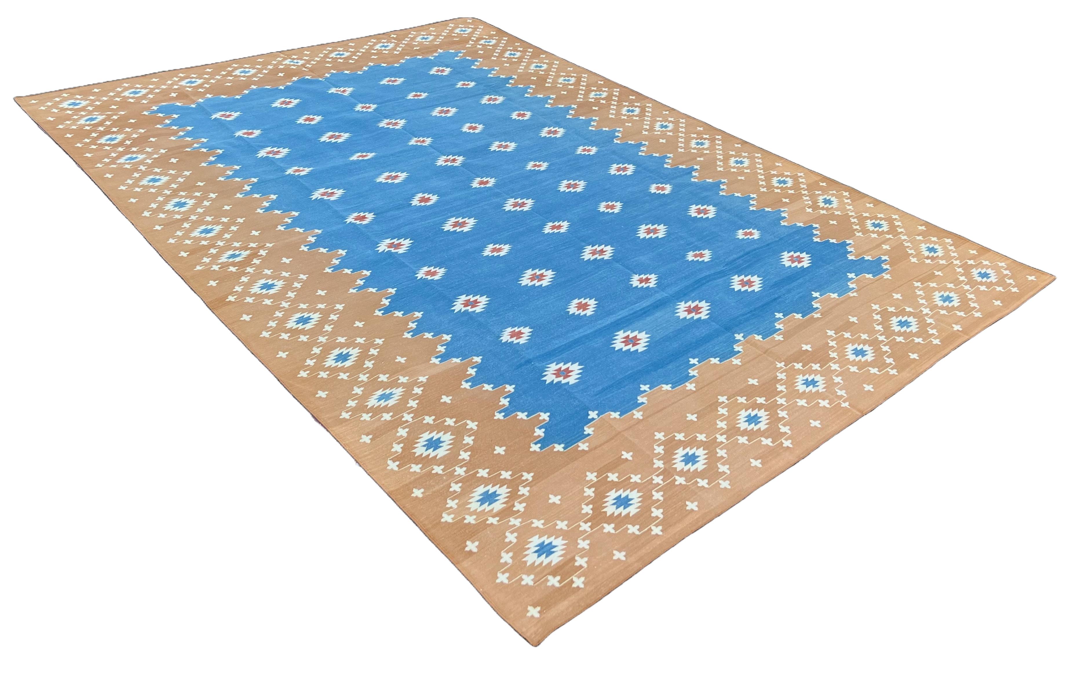 Coton Naturel Teint Végétal Bleu, Crème et Tan Diamant Indien 
Tapis-9'x12'

Ces dhurries spéciales à tissage plat sont tissées à la main avec du fil 100 % coton 15 plis. En raison des techniques de fabrication spéciales utilisées pour créer nos