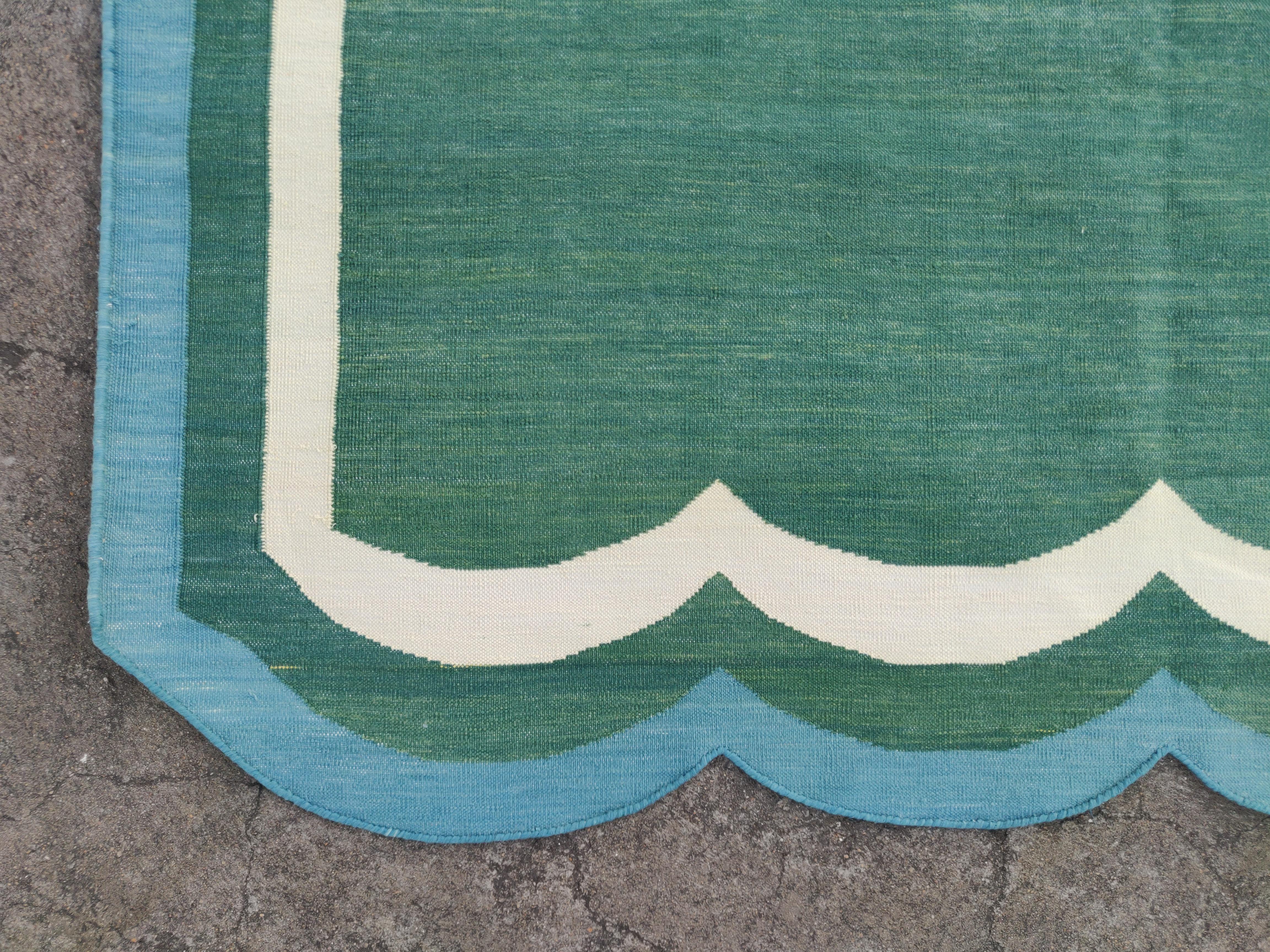 Handgefertigter Flachgewebe-Teppich aus Baumwolle, 9x12, grüner und blauer, gewellter Kelim Dhurrie mit Wellenschliff im Angebot 1