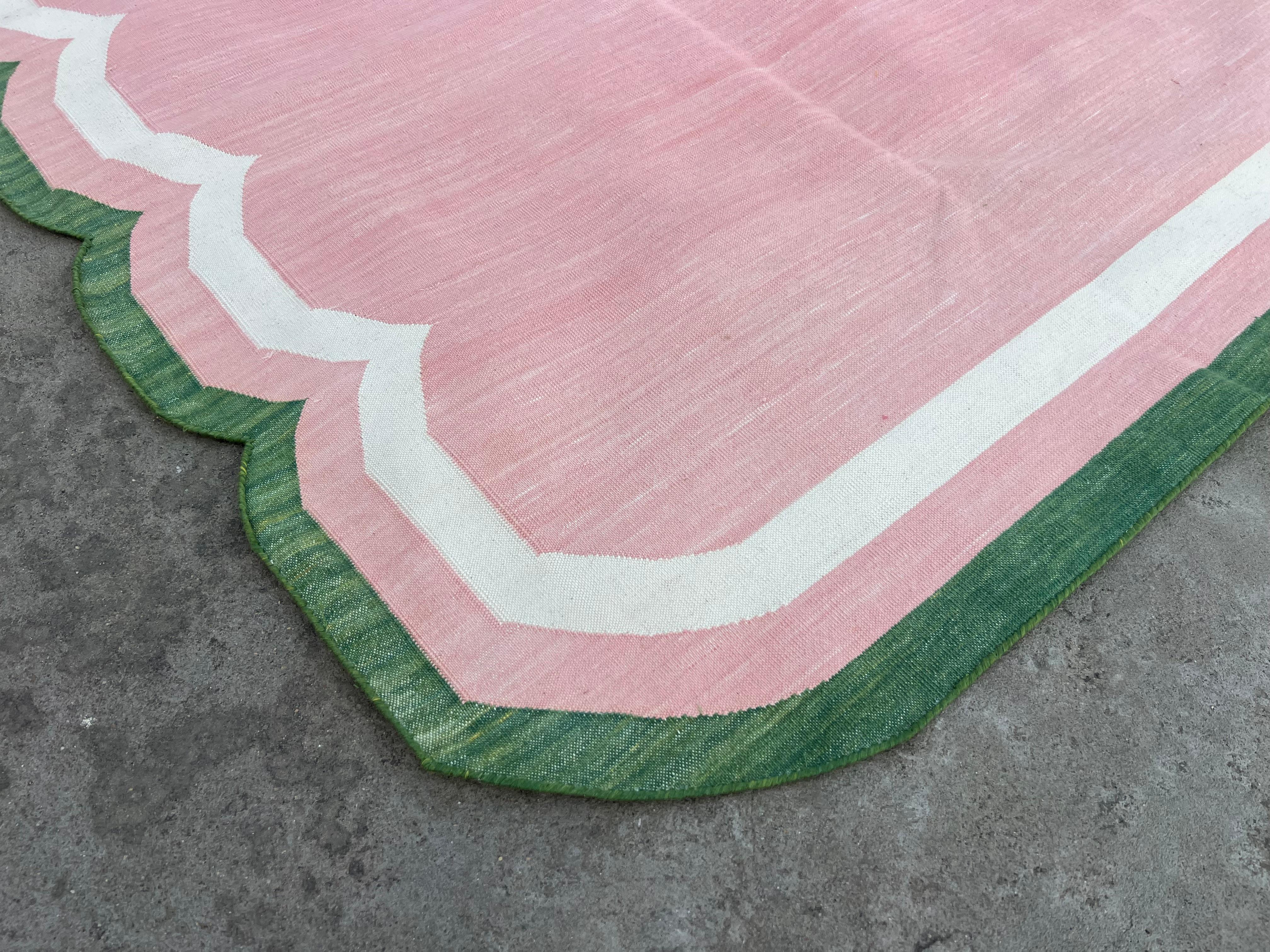 Tapis festonné à deux faces en coton teint végétal rose, crème et vert forêt-9'x12' (270x360cm)  (Les coquilles Saint-Jacques sont servies sur 12 pieds de côté)

Ces dhurries spéciales à tissage plat sont tissées à la main avec du fil 100 % coton 15