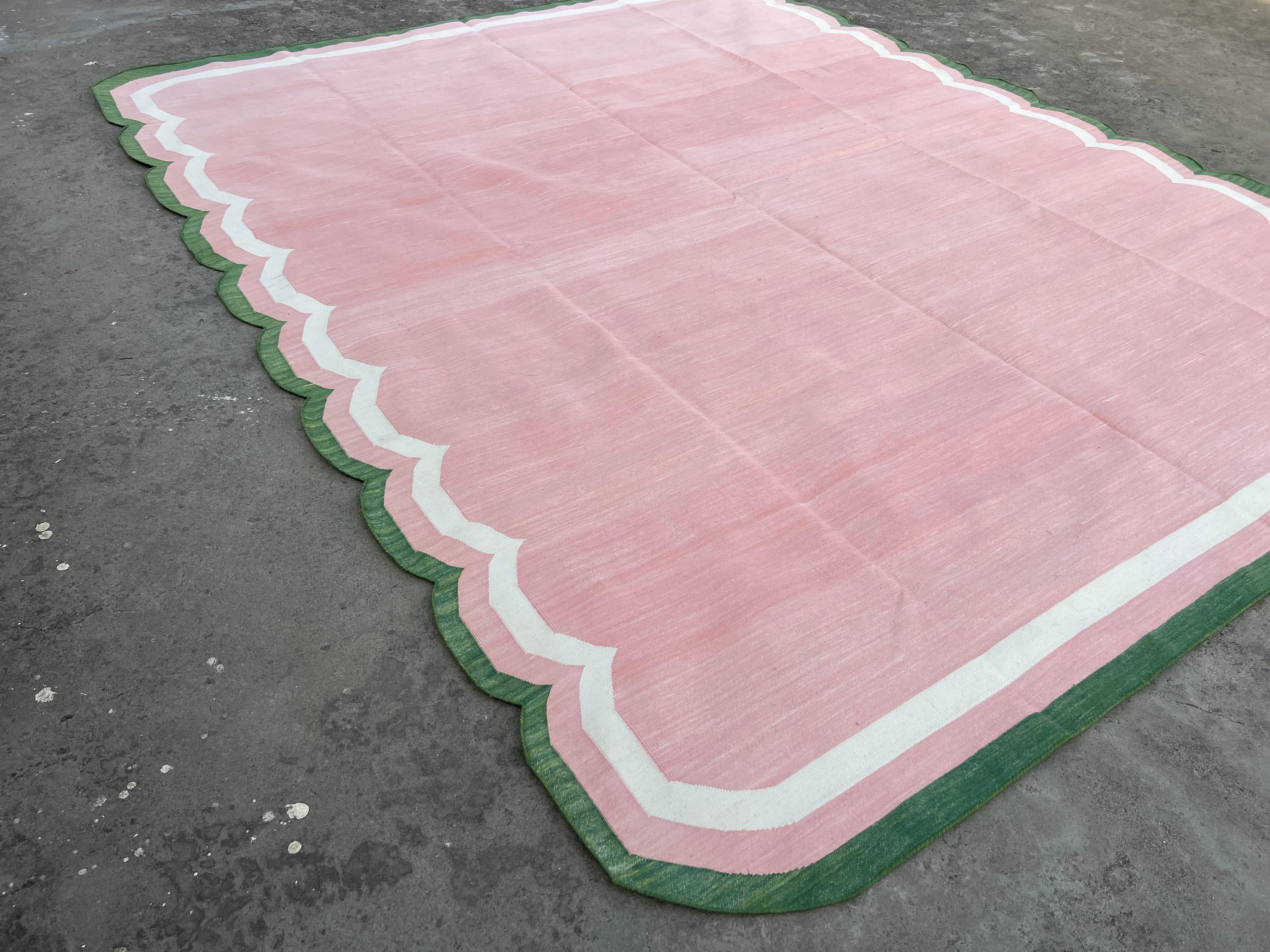 Indien Tapis Dhurrie indien à tissage plat fait à la main, 9 x 12, rose, vert et festonné en vente