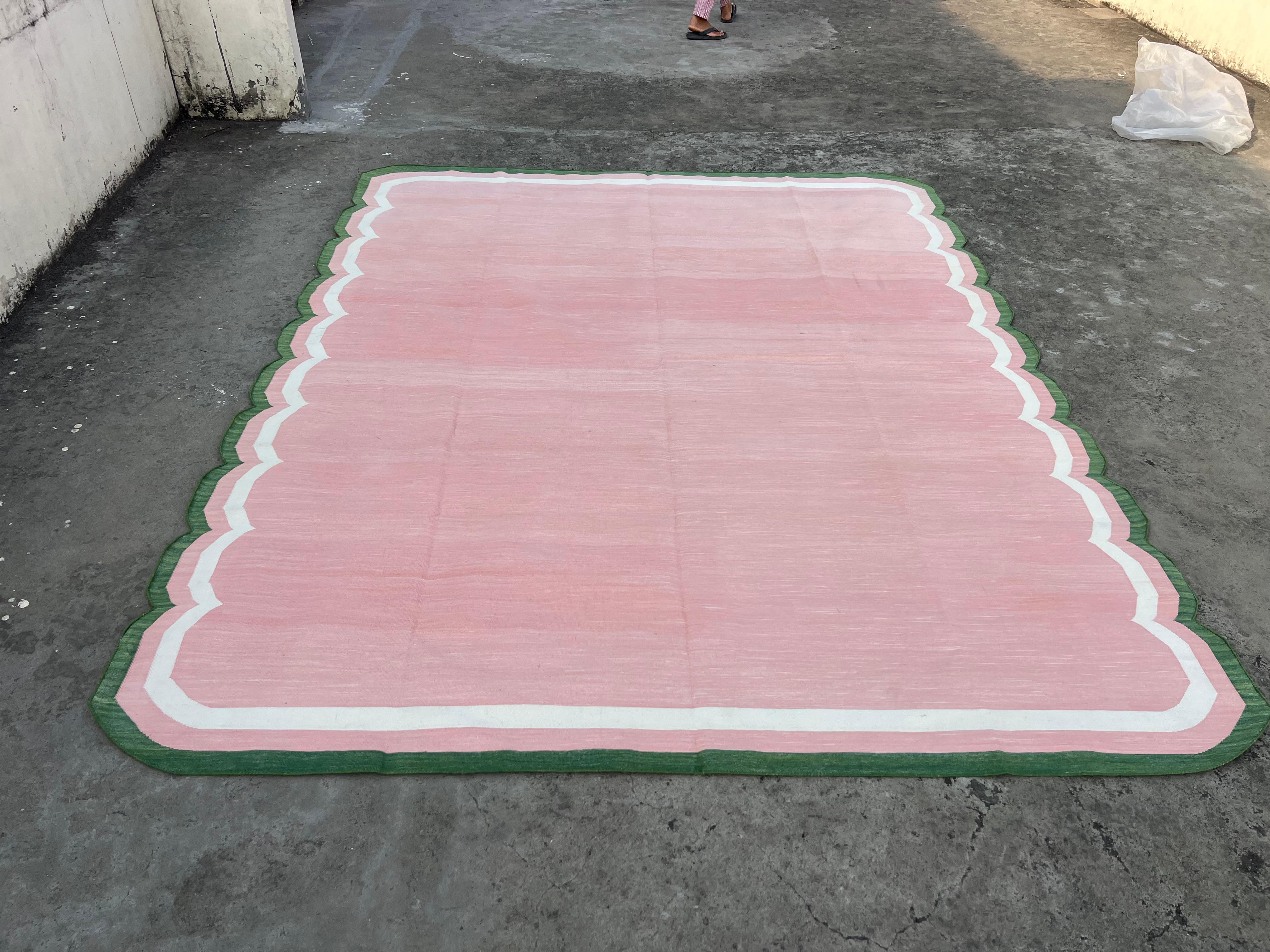 Tissé à la main Tapis Dhurrie indien à tissage plat fait à la main, 9 x 12, rose, vert et festonné en vente