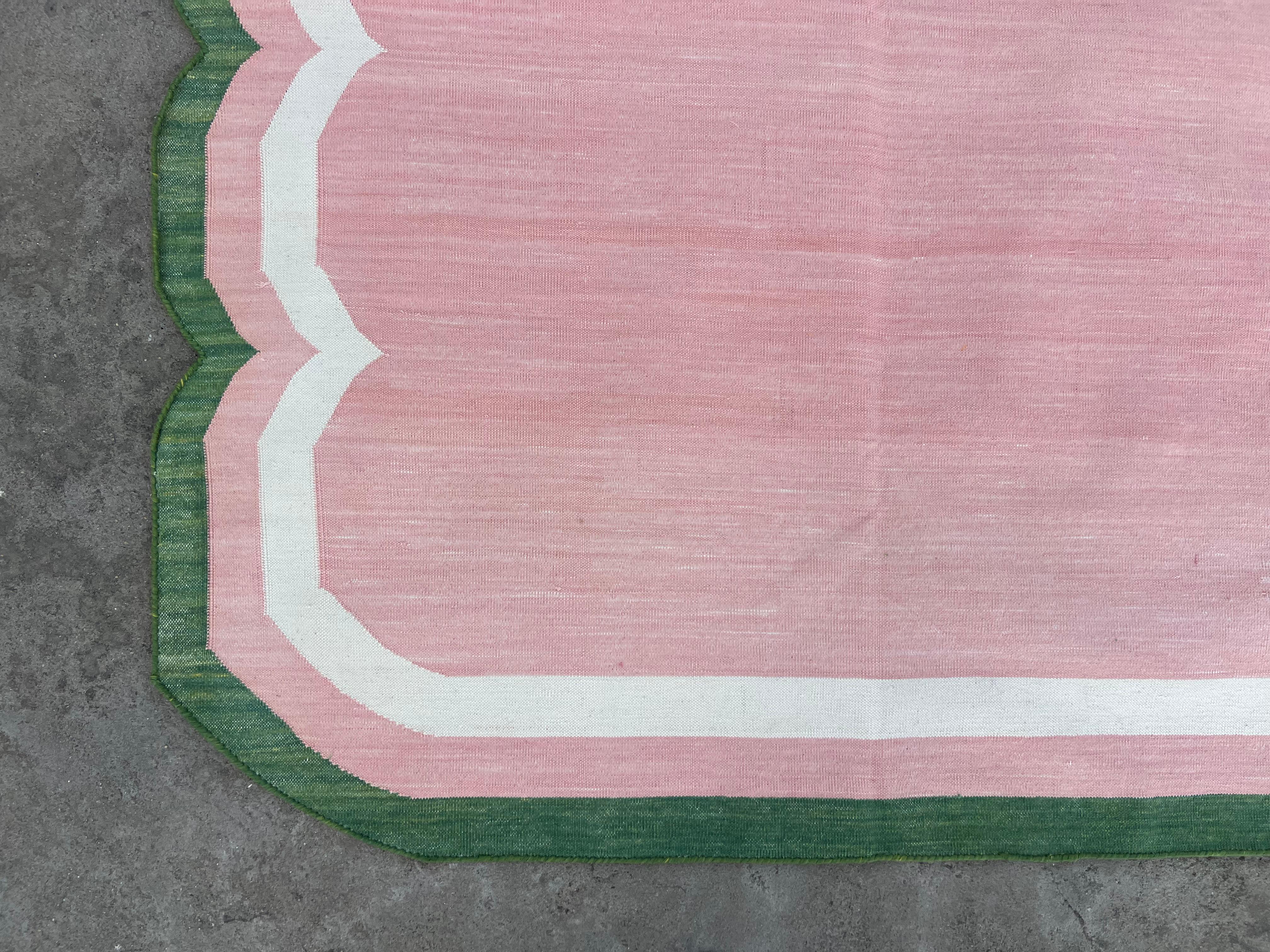 XXIe siècle et contemporain Tapis Dhurrie indien à tissage plat fait à la main, 9 x 12, rose, vert et festonné en vente
