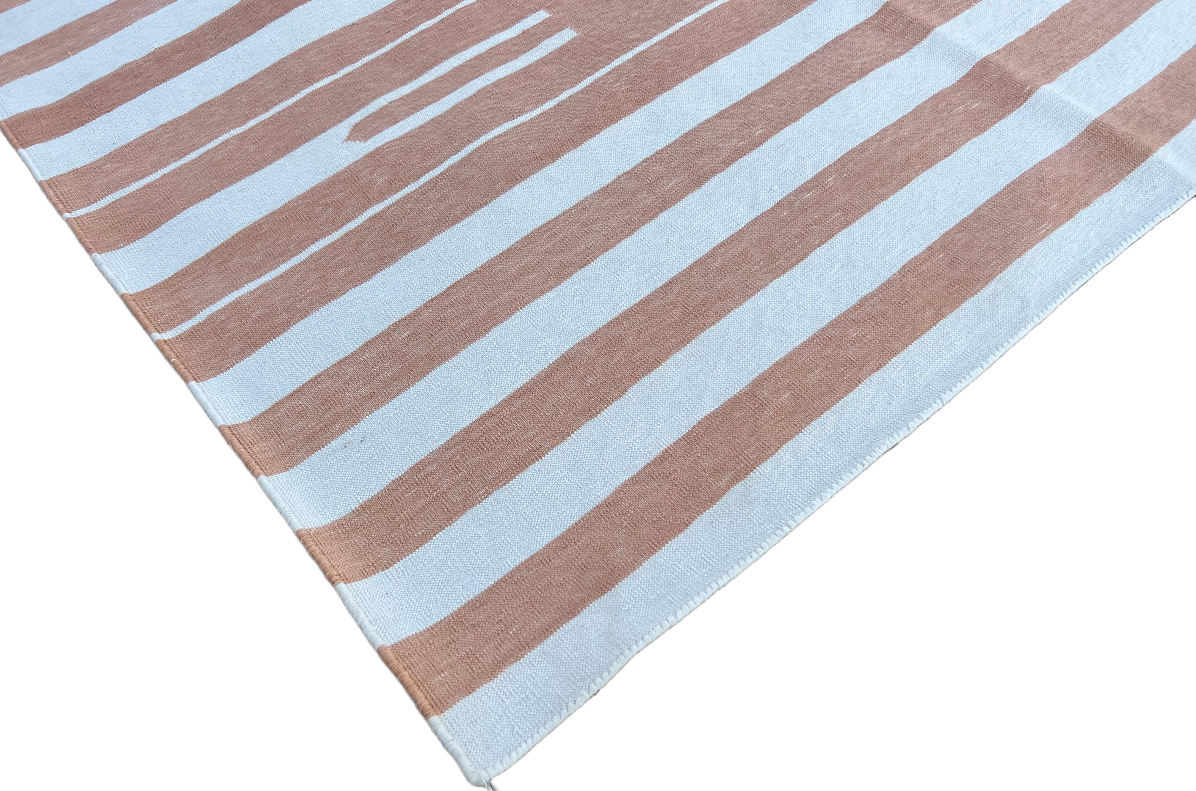 Handgefertigter Flachgewebe-Teppich aus Baumwolle, 9x12, hellbraun und weiß gestreifter indischer Dhurrie (Moderne der Mitte des Jahrhunderts) im Angebot