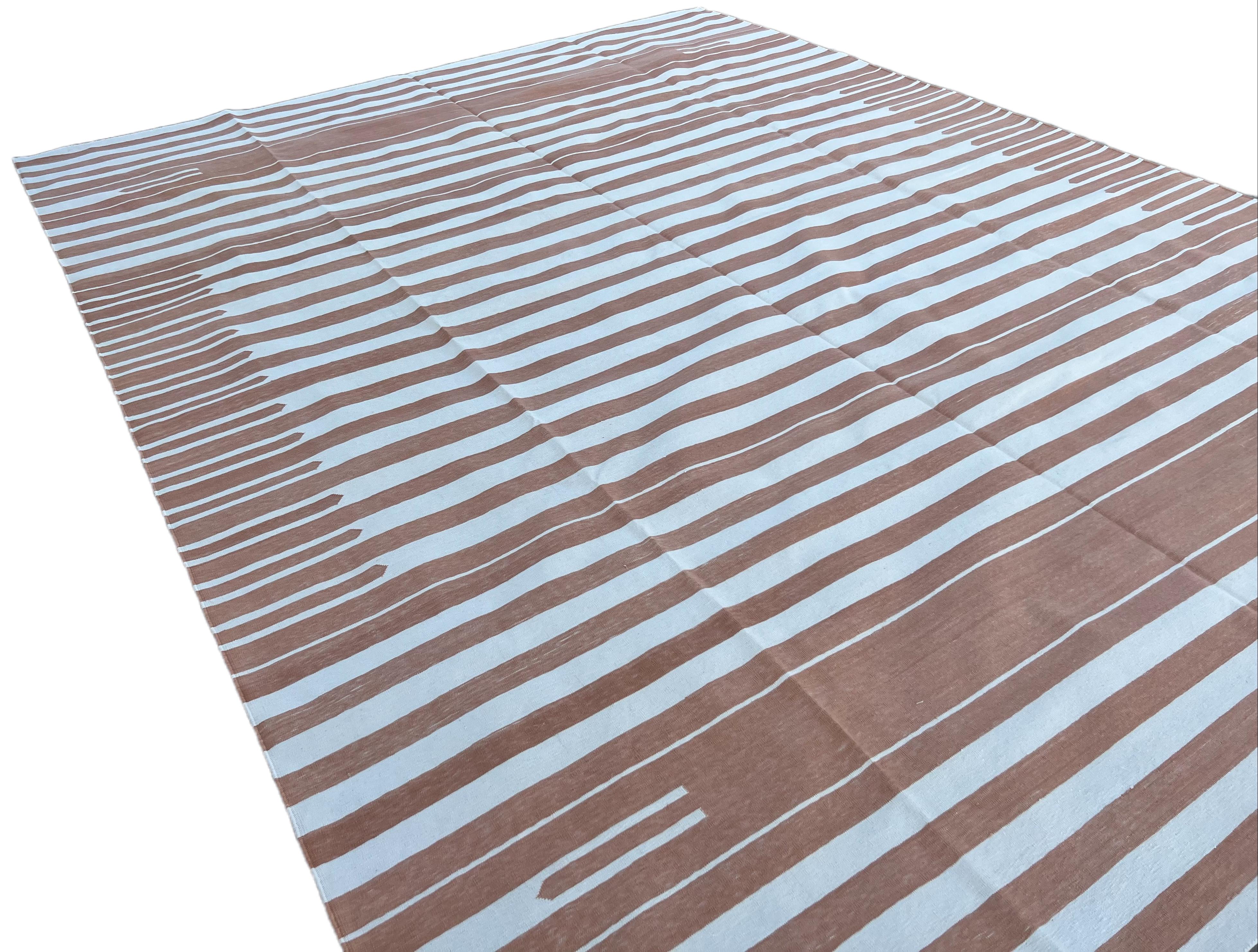 Handgefertigter Flachgewebe-Teppich aus Baumwolle, 9x12, hellbraun und weiß gestreifter indischer Dhurrie (Handgewebt) im Angebot