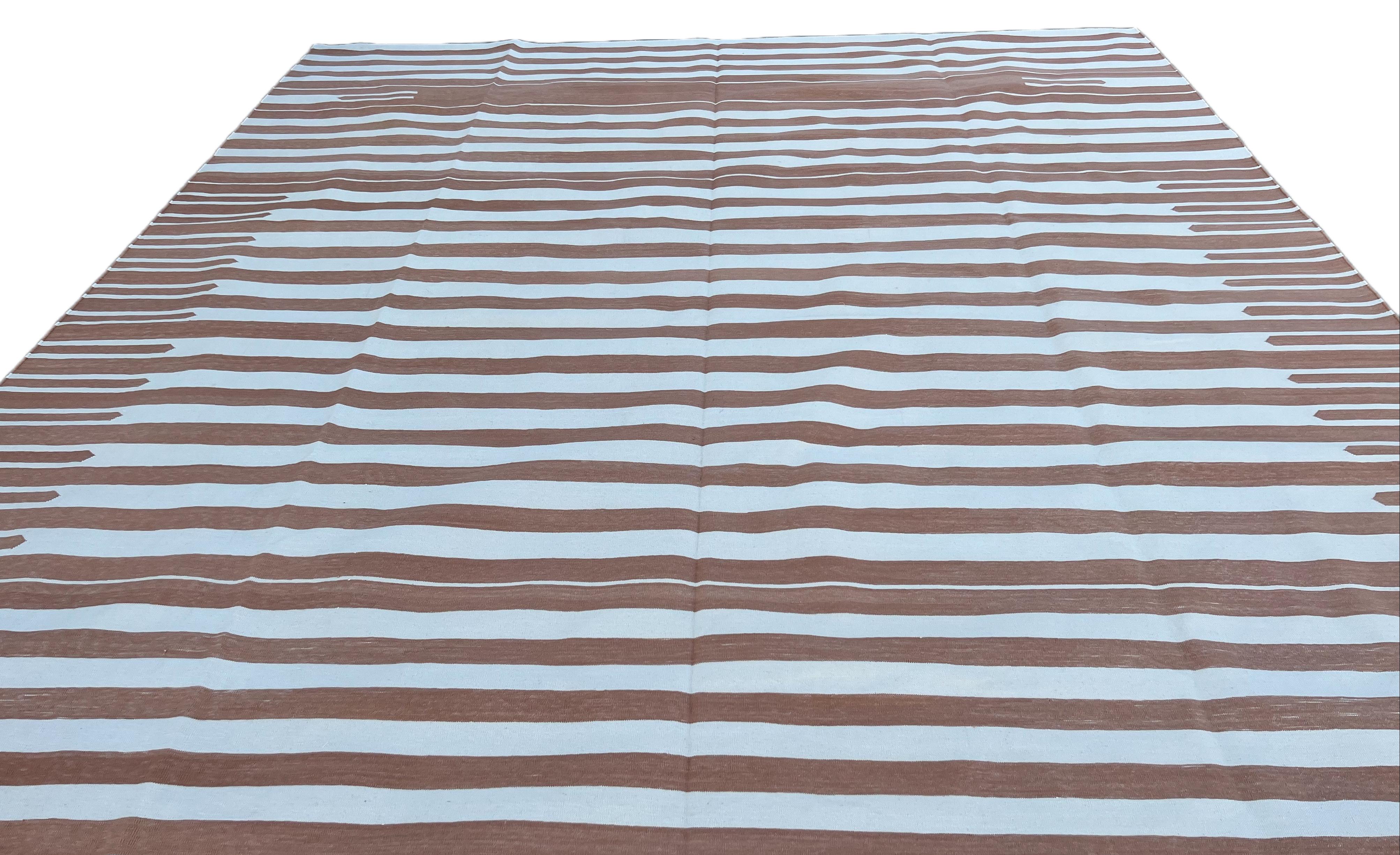 Handgefertigter Flachgewebe-Teppich aus Baumwolle, 9x12, hellbraun und weiß gestreifter indischer Dhurrie (21. Jahrhundert und zeitgenössisch) im Angebot