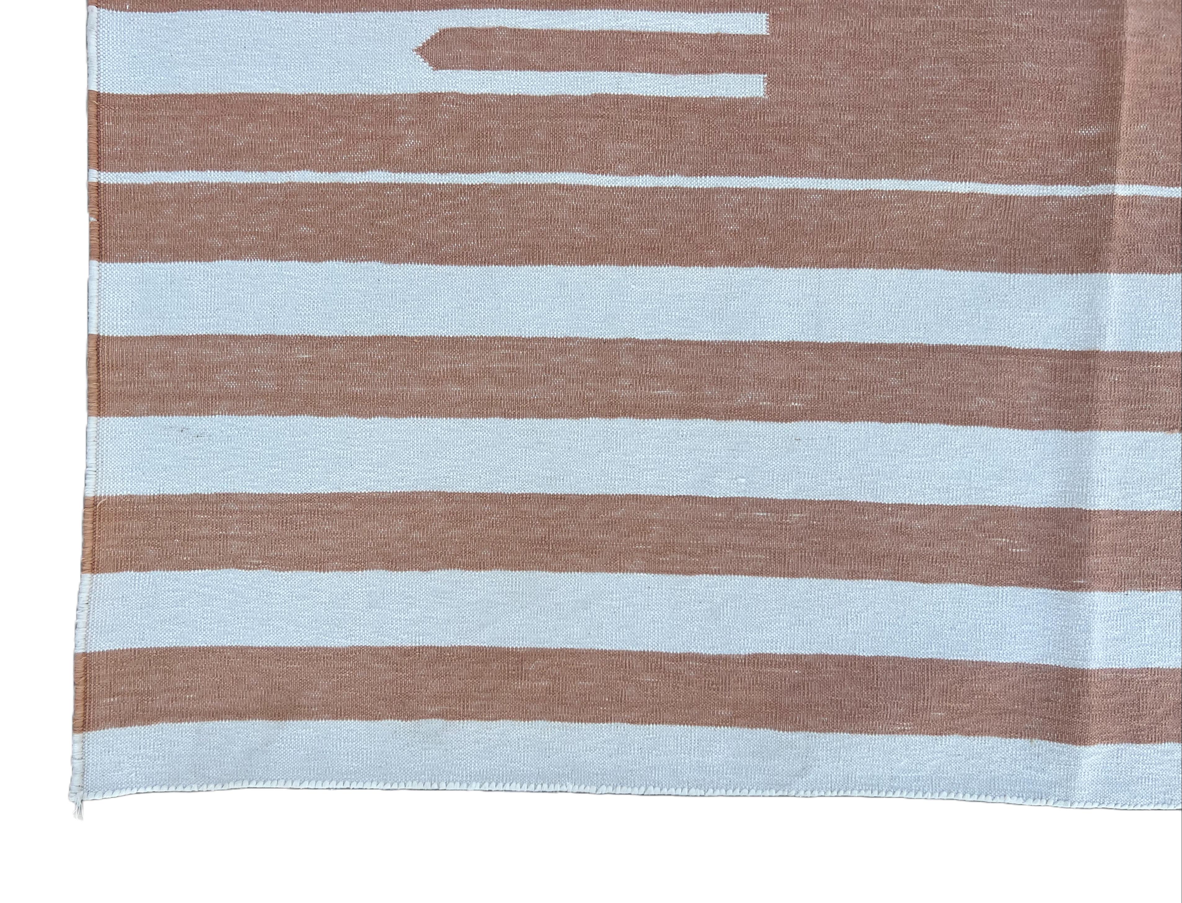 Handgefertigter Flachgewebe-Teppich aus Baumwolle, 9x12, hellbraun und weiß gestreifter indischer Dhurrie im Angebot 1
