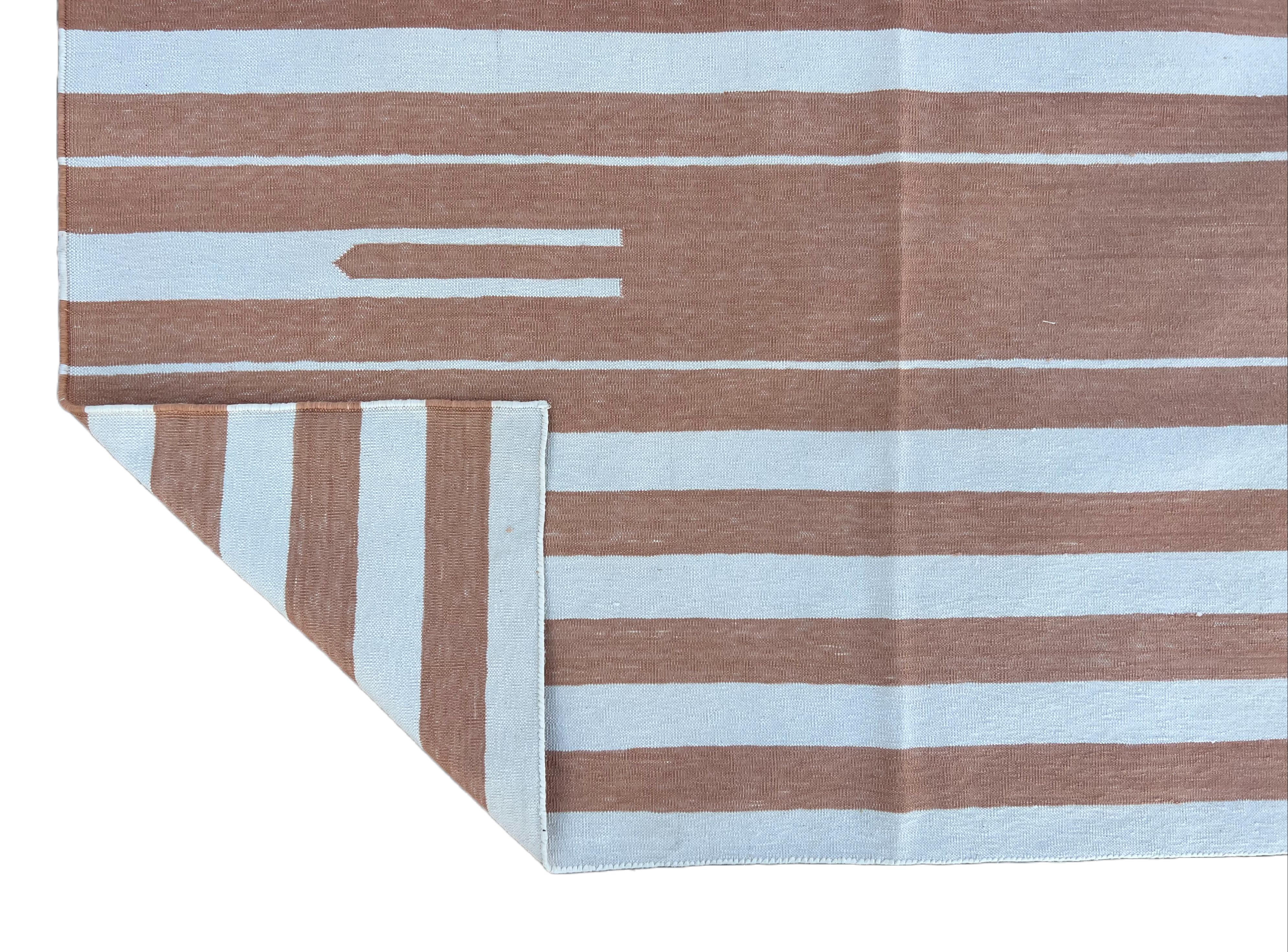 Handgefertigter Flachgewebe-Teppich aus Baumwolle, 9x12, hellbraun und weiß gestreifter indischer Dhurrie im Angebot 2