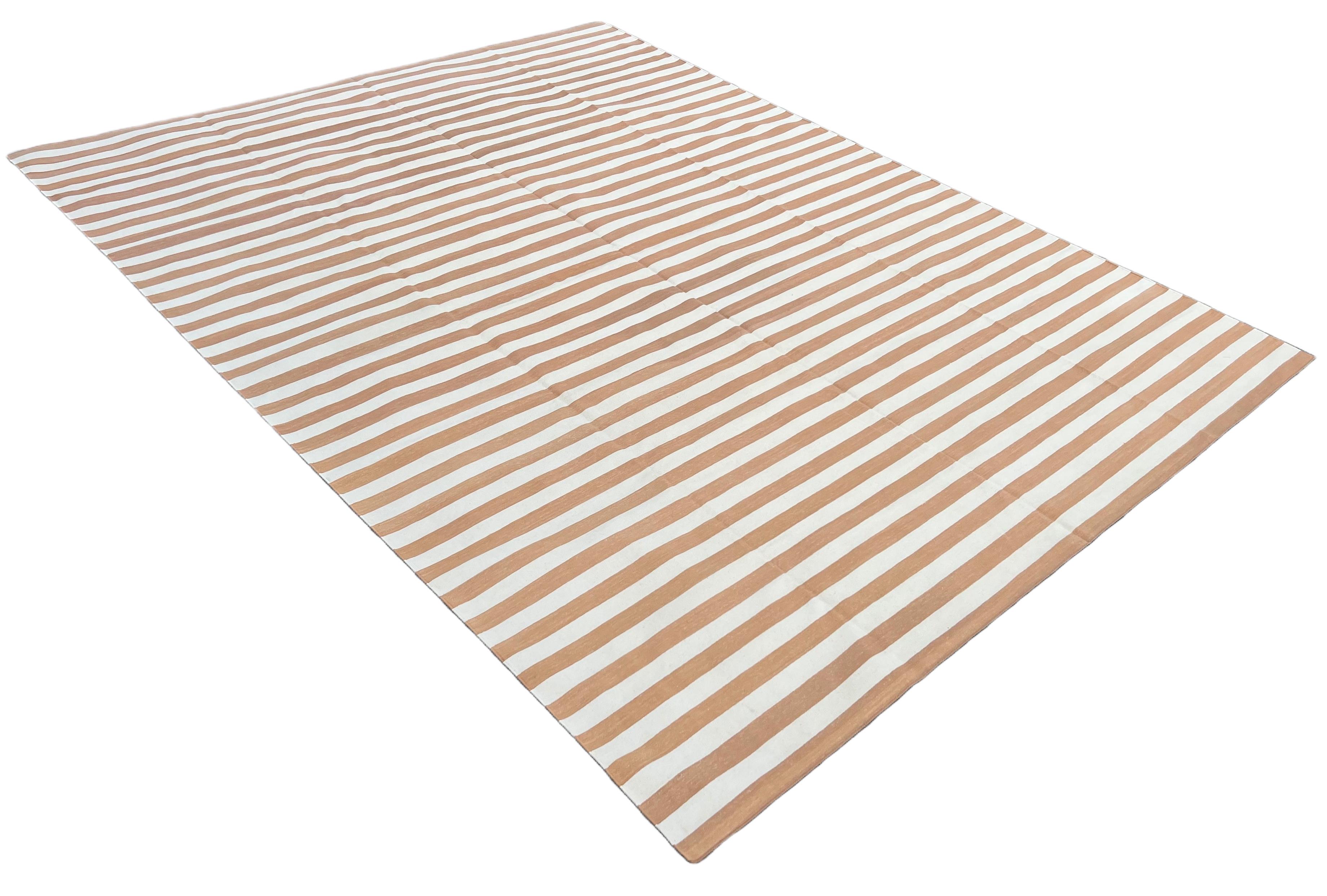 Vegetabil gefärbte Baumwolle Reversible Tan und weiß gestreiften indischen Dhurrie Teppich - 9'x12'
Diese speziellen flachgewebten Dhurries werden aus 15-fachem Garn aus 100% Baumwolle handgewebt. Aufgrund der speziellen Fertigungstechniken, die zur