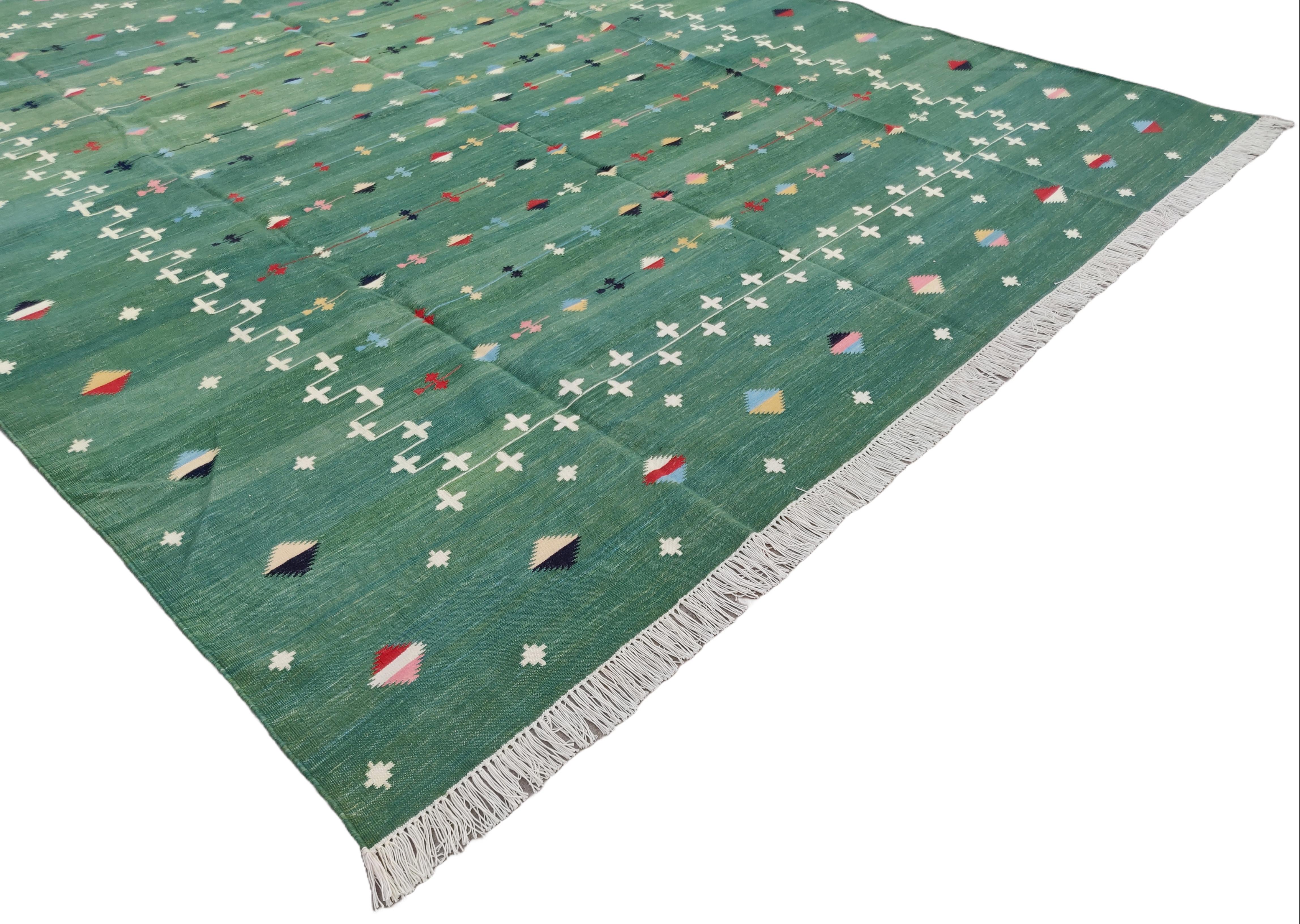 Vegetabil gefärbte Baumwolle, waldgrüner Sternschnuppen-Teppich, flach gewebt, 9'x9' (270x270cm)

Diese speziellen flachgewebten Dhurries werden aus 15-fachem Garn aus 100% Baumwolle handgewebt. Aufgrund der speziellen Fertigungstechniken, die zur