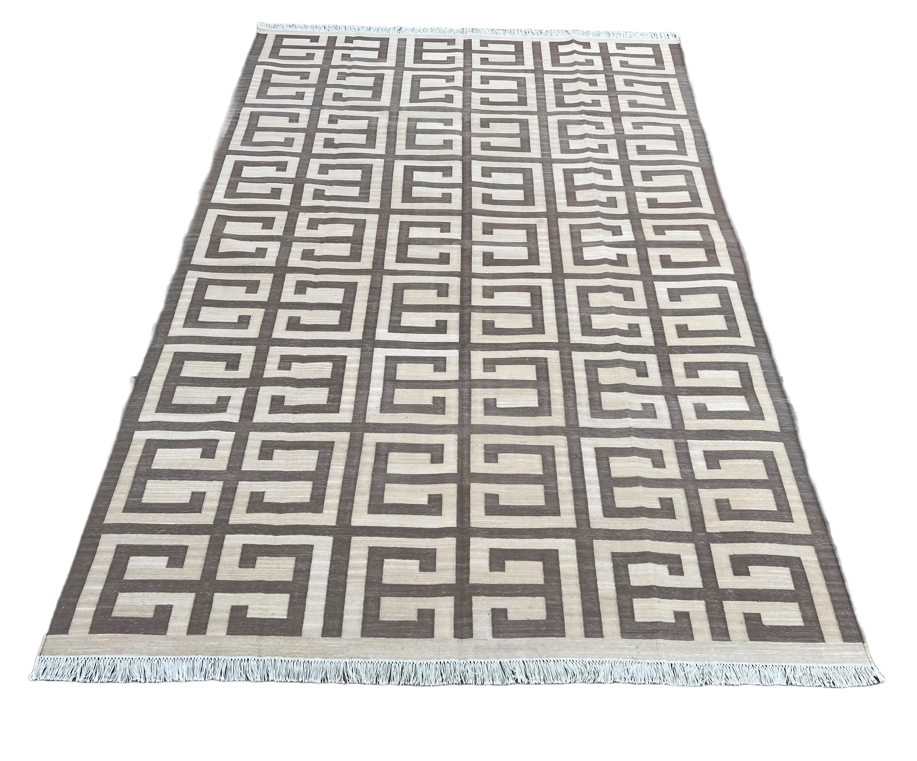 Handmade Cotton Area Flat Weave Rug, Beige & Brown Geometric Indian Dhurrie Rug In New Condition For Sale In Jaipur, IN