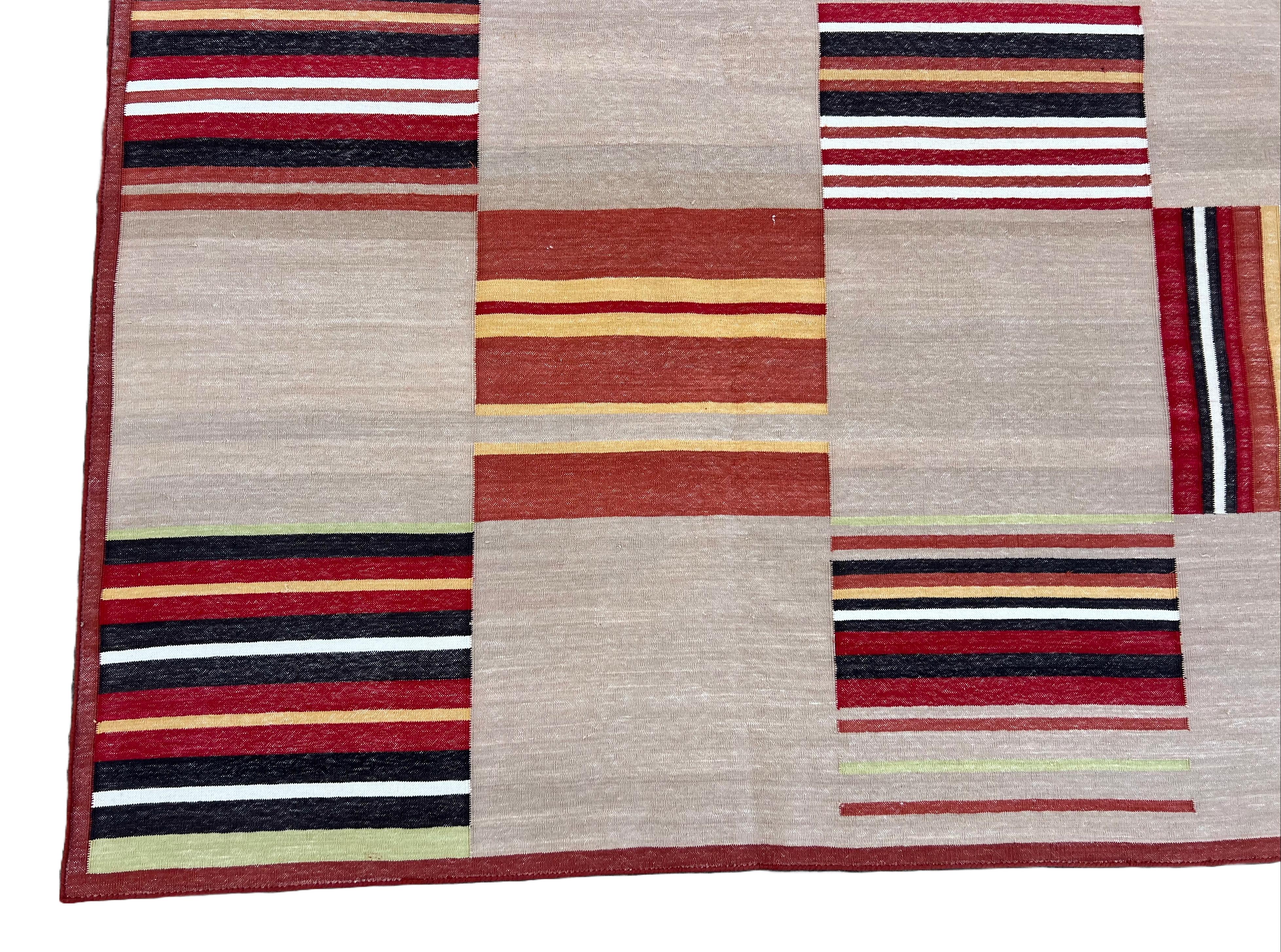 Handgefertigter Flachgewebe-Teppich aus Baumwolle in Beige und Terrakotta mit rotem Kachelmuster Dhurrie im Angebot 3