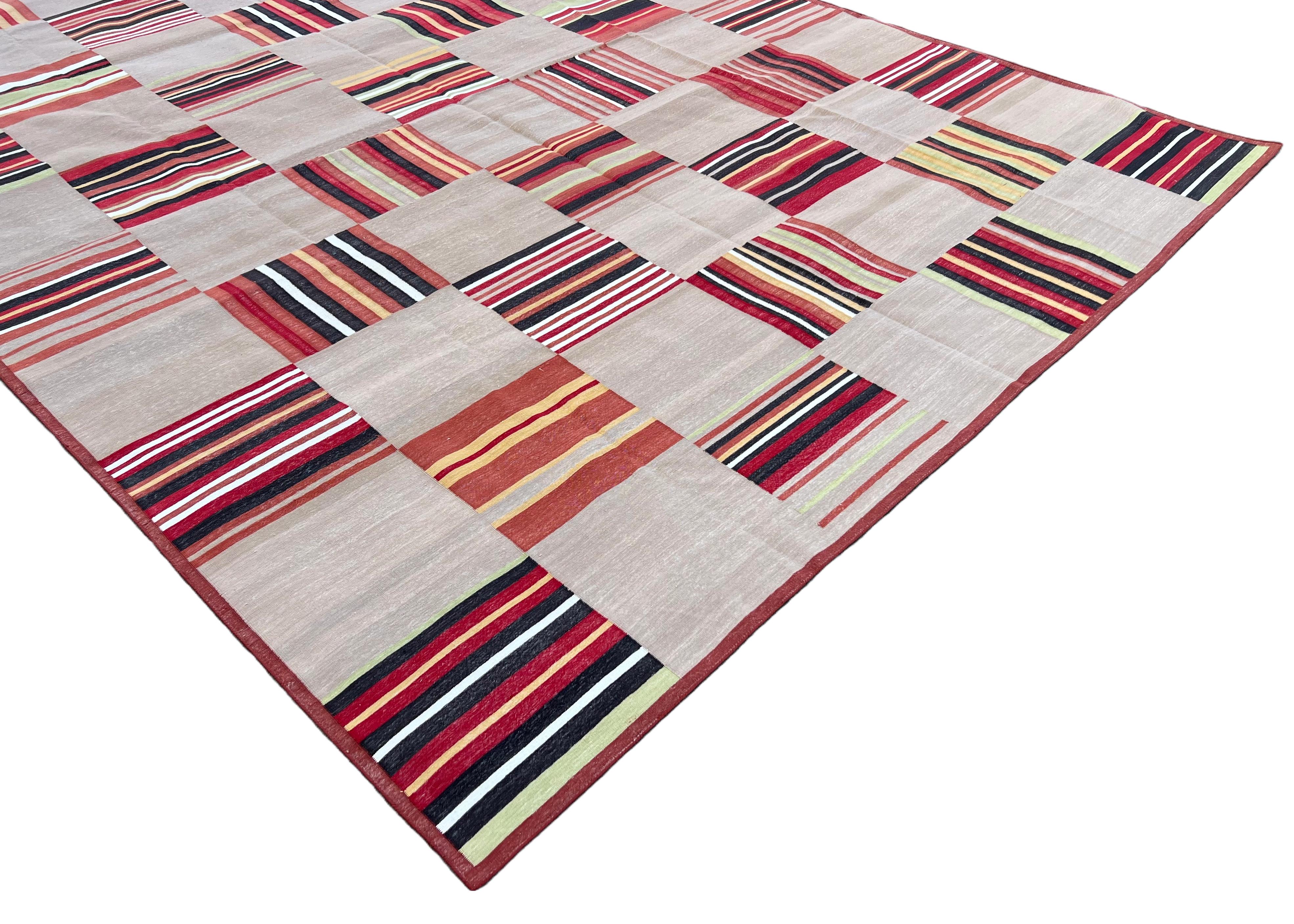 Tessuto a mano Tappeto a tessitura piatta in cotone fatto a mano, beige e rosso terracotta con motivo a piastrelle Dhurrie in vendita