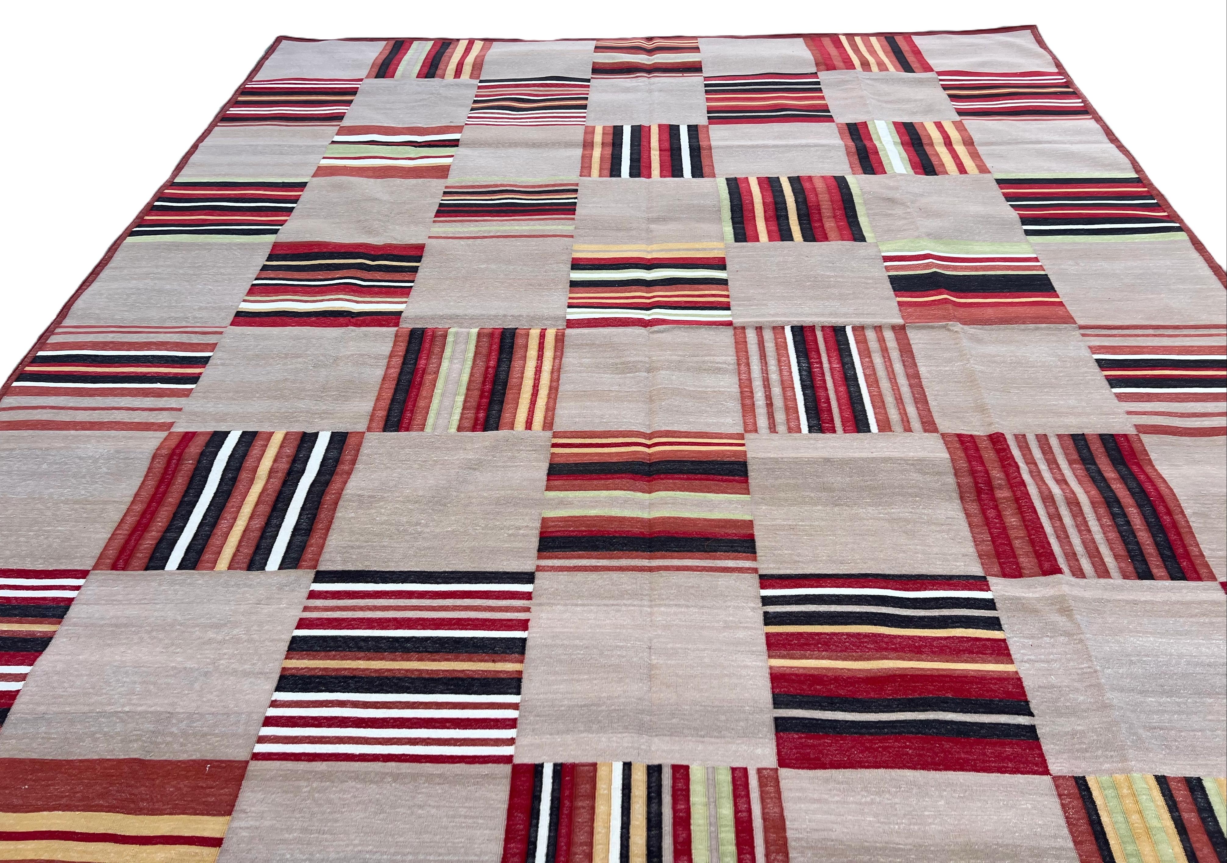 Handgefertigter Flachgewebe-Teppich aus Baumwolle in Beige und Terrakotta mit rotem Kachelmuster Dhurrie im Angebot 1