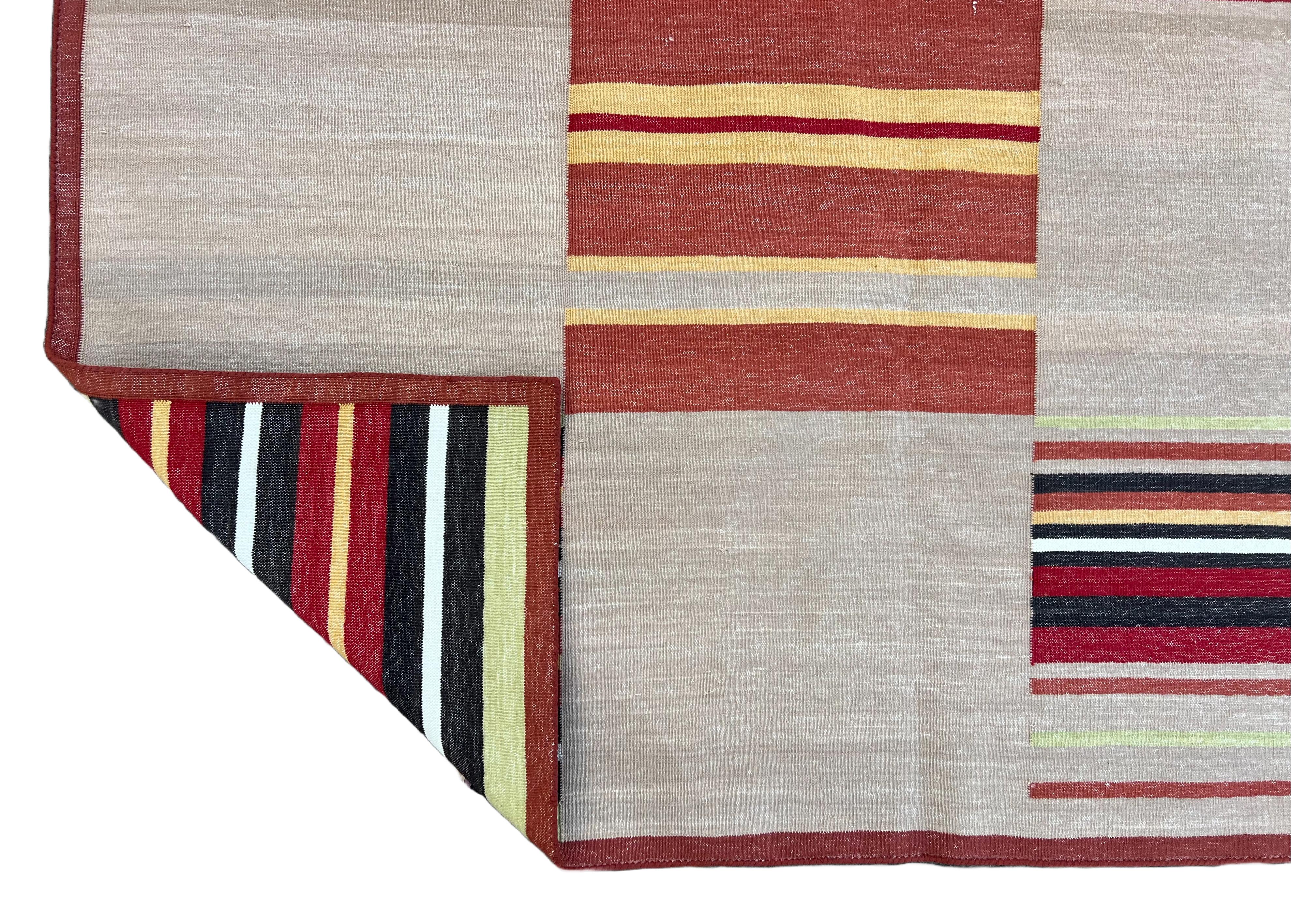 Handgefertigter Flachgewebe-Teppich aus Baumwolle in Beige und Terrakotta mit rotem Kachelmuster Dhurrie im Angebot 2
