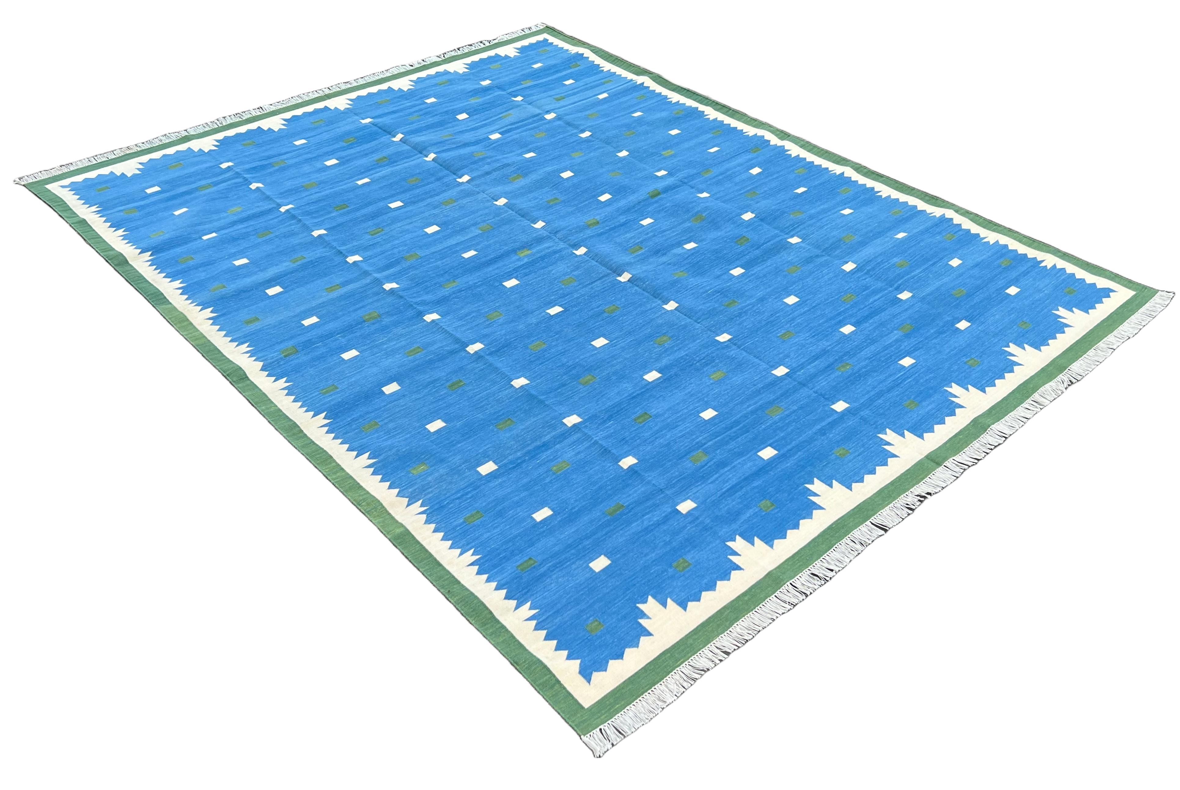 Tapis indien en coton teint végétal réversible bleu, vert et crème à motifs géométriques - 8'x10'
Ces dhurries spéciales à tissage plat sont tissées à la main avec du fil 100 % coton 15 plis. En raison des techniques de fabrication spéciales