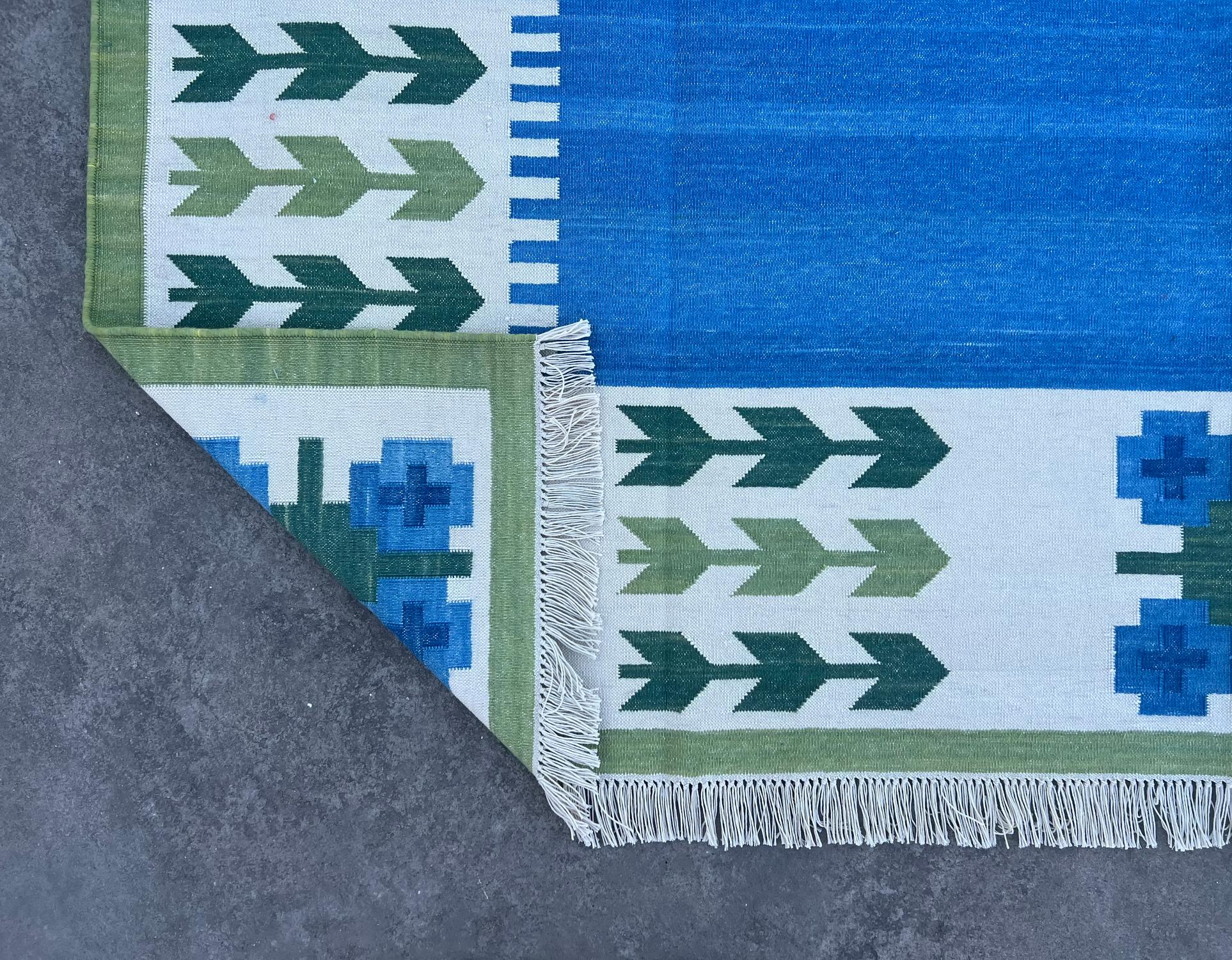 Tappeto a tessitura piatta in cotone fatto a mano, modello a foglie blu e verdi, Dhurrie indiano in vendita 3