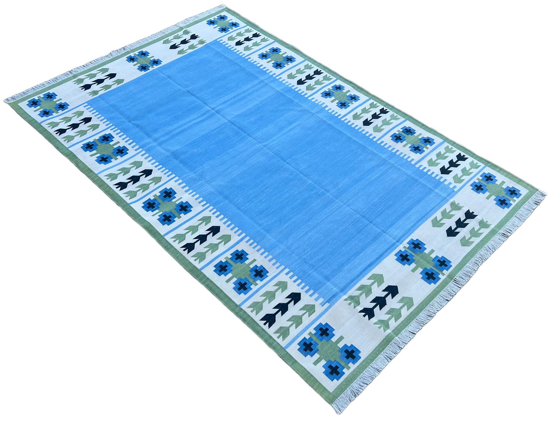Tappeto indiano in cotone Nature tinto al vegetale con motivi a foglie blu e verdi 6'x9'
Queste speciali dhurry a trama piatta sono tessute a mano con un filo di cotone 100% a 15 strati. A causa delle speciali tecniche di produzione utilizzate per