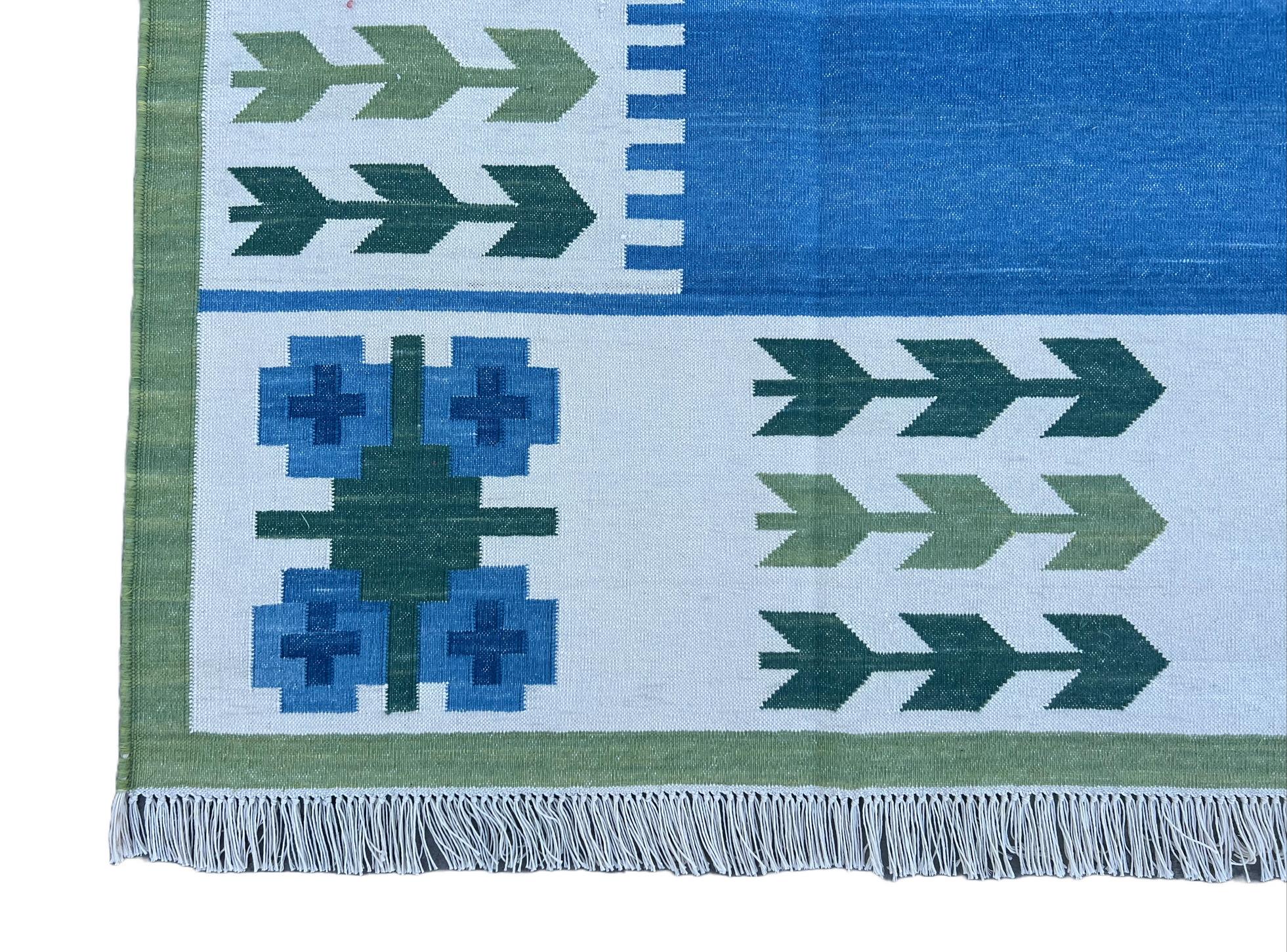 Tappeto a tessitura piatta in cotone fatto a mano, modello a foglie blu e verdi, Dhurrie indiano in vendita 12