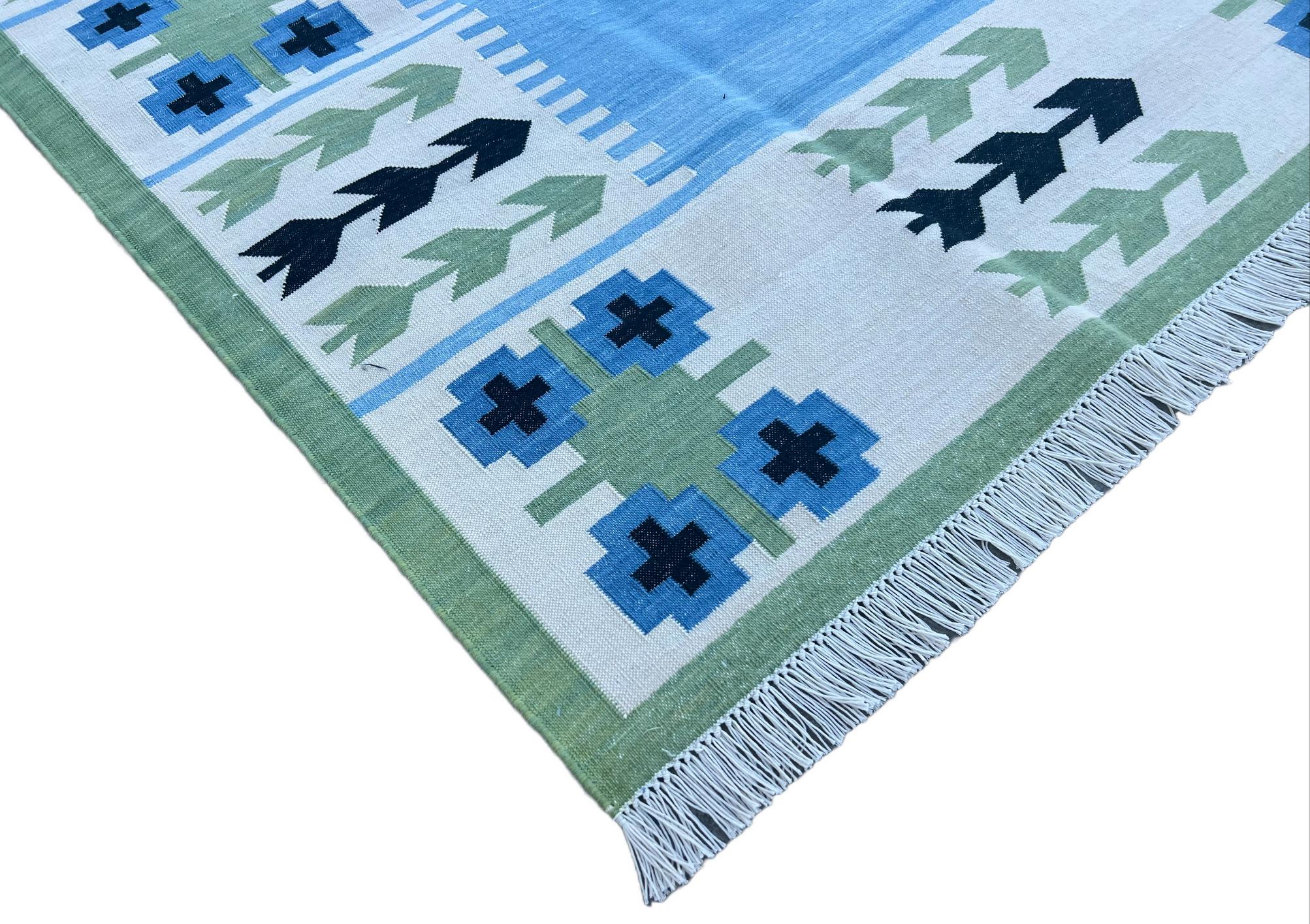 Handgefertigter Flachgewebe-Teppich aus Baumwolle, blaues und grünes Blattmuster, indisch Dhurrie (Handgewebt) im Angebot