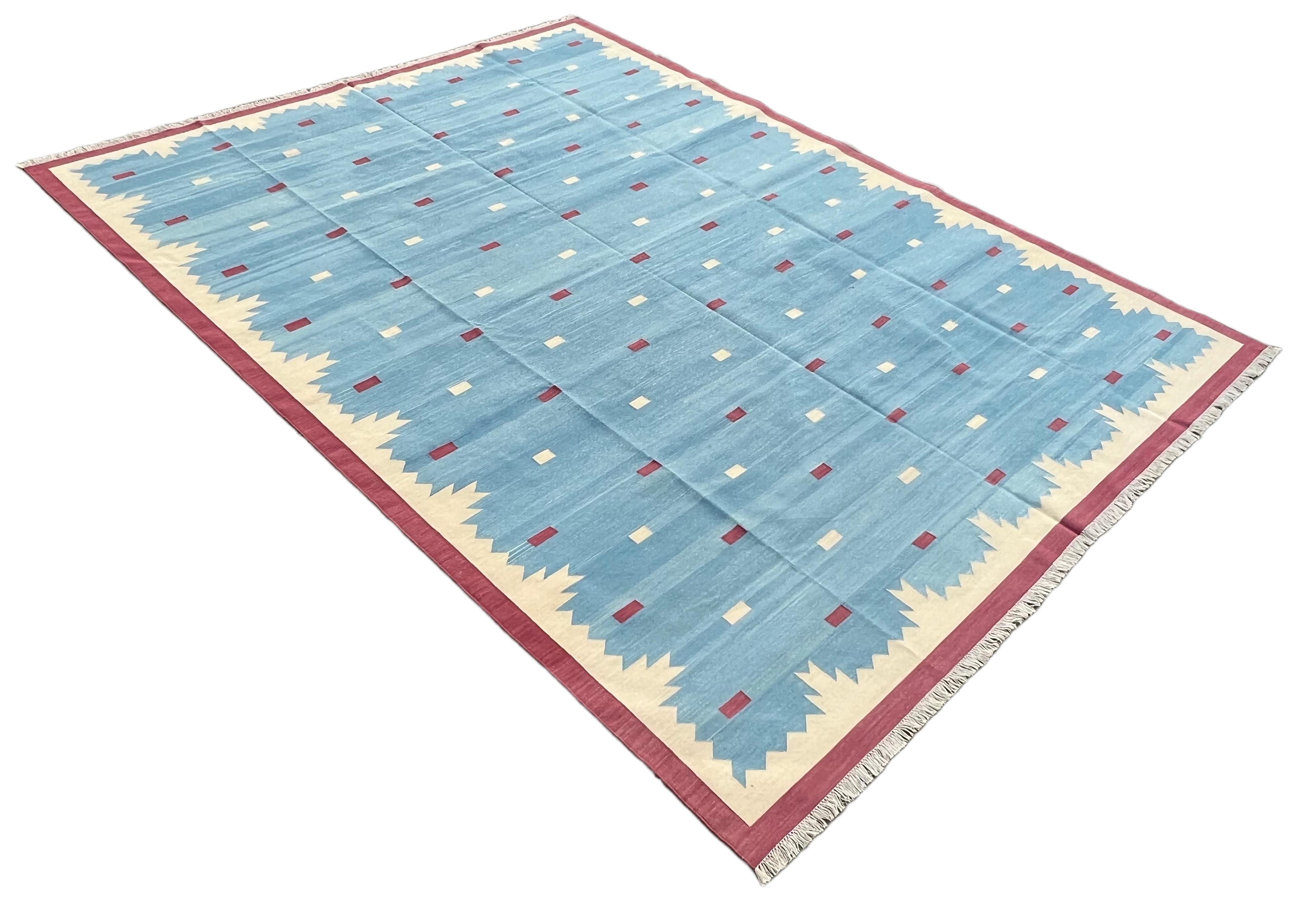 Baumwolle pflanzlich gefärbt Reversible Himmelblau und Rosa Geometrische gemusterten indischen Teppich - 9'x12'
Diese speziellen flachgewebten Dhurries werden aus 15-fachem Garn aus 100% Baumwolle handgewebt. Aufgrund der speziellen