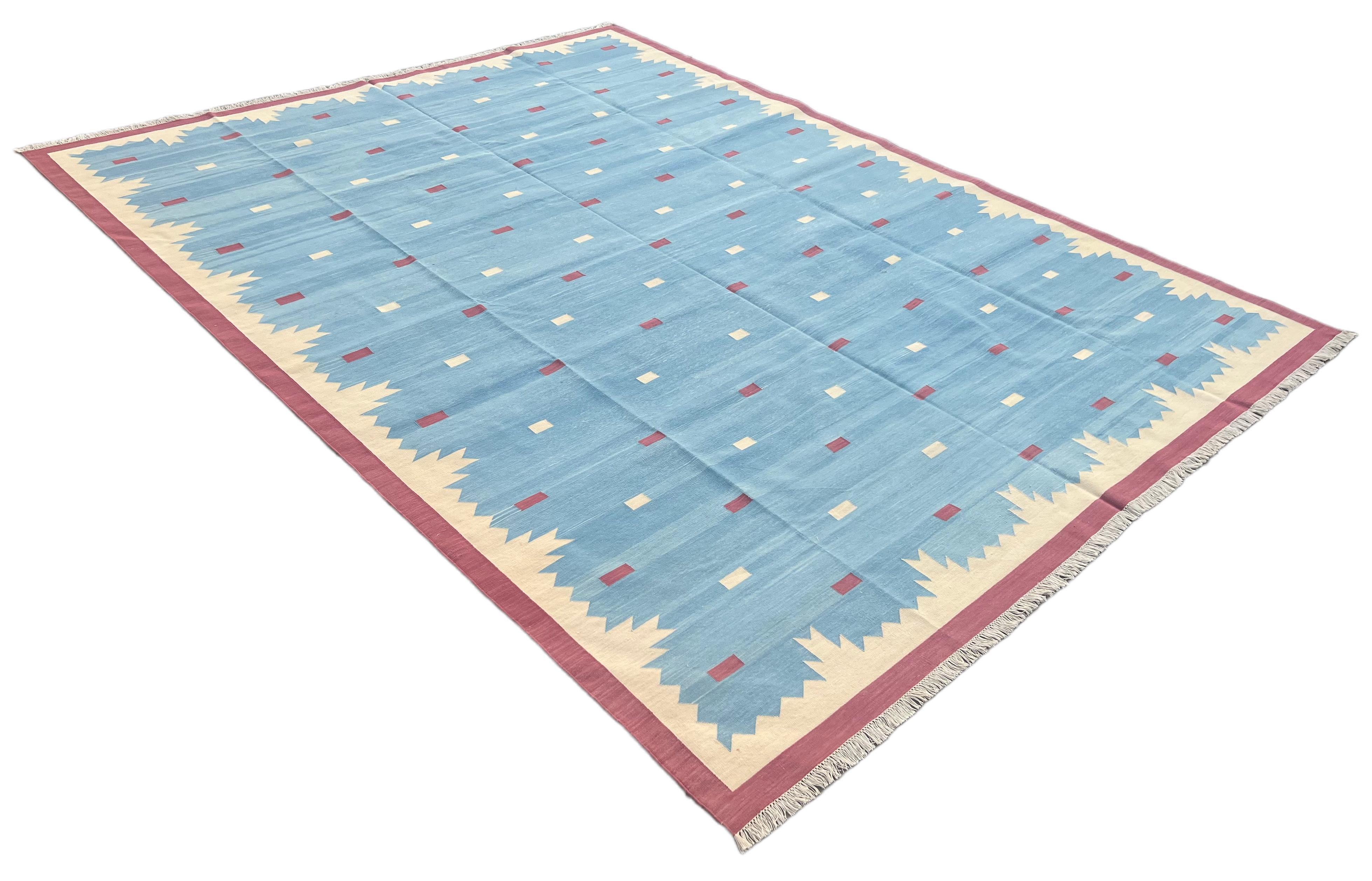 Handgefertigter Flachgewebe-Teppich aus Baumwolle, blau und rosa, geometrischer indischer Dhurrie-Teppich (Handgewebt) im Angebot