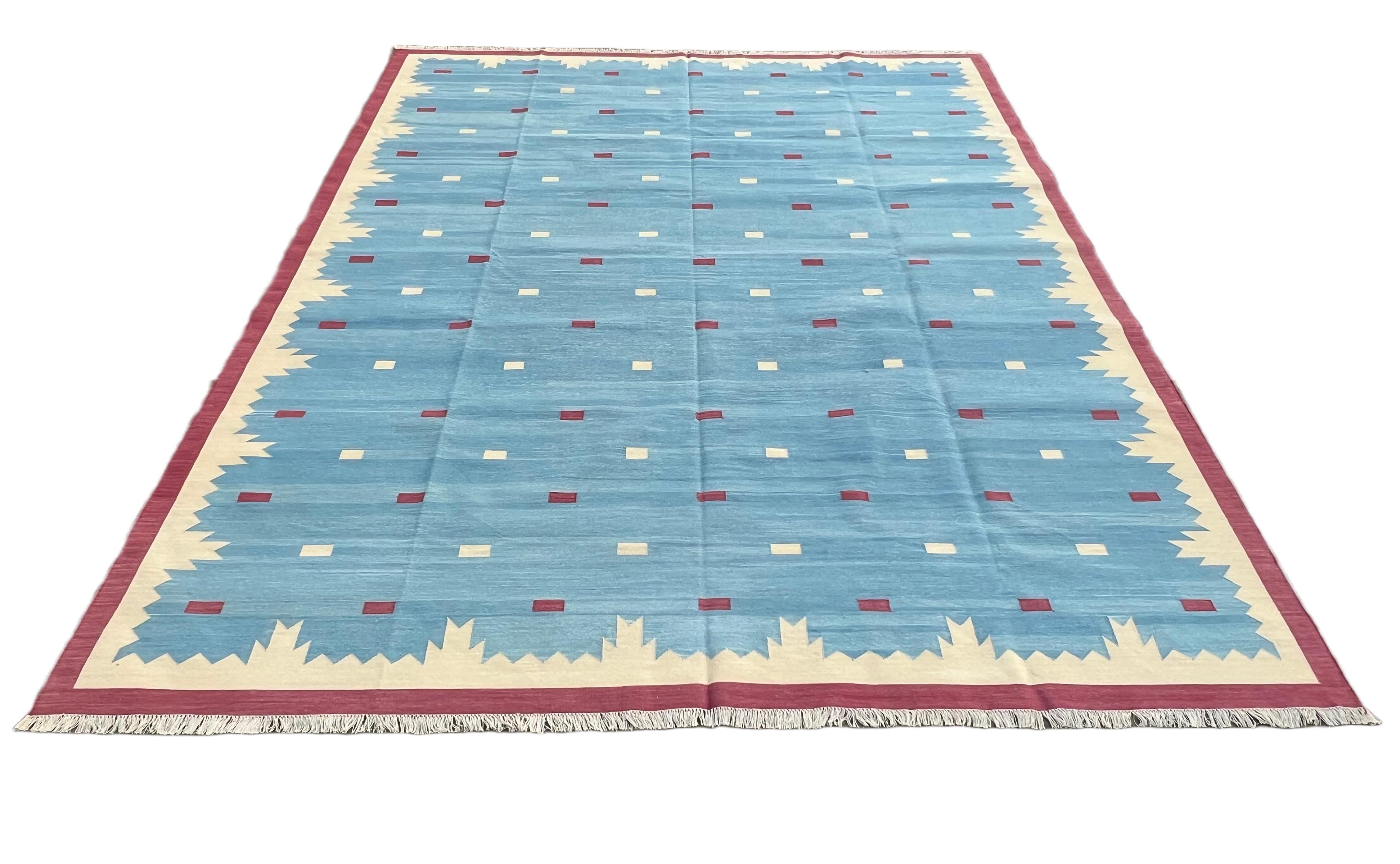Handgefertigter Flachgewebe-Teppich aus Baumwolle, blau und rosa, geometrischer indischer Dhurrie-Teppich im Angebot 1