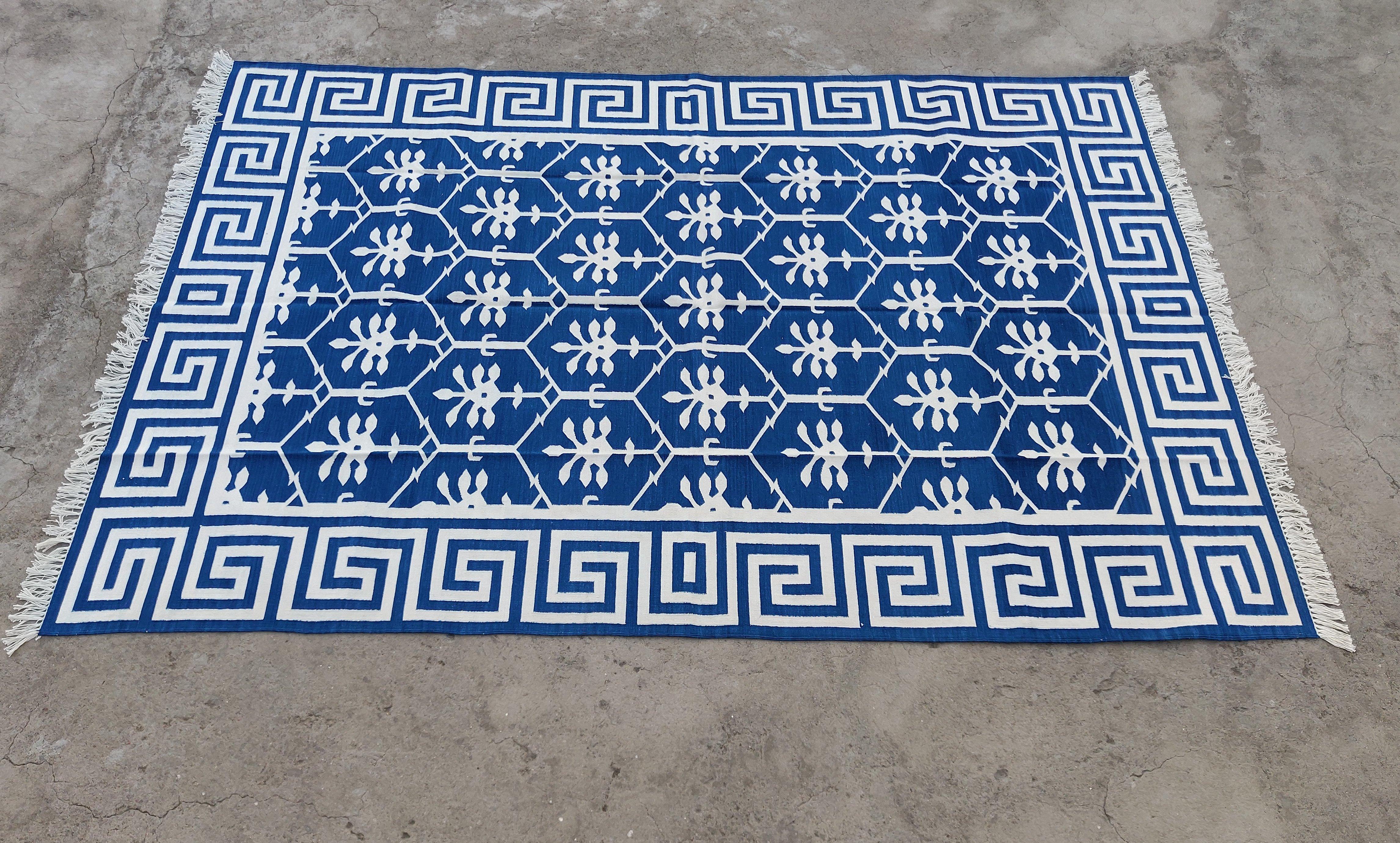 Tappeto a tessitura piatta in cotone fatto a mano, Dhurrie indiano a fiori bianchi e blu 6x9 in vendita 3