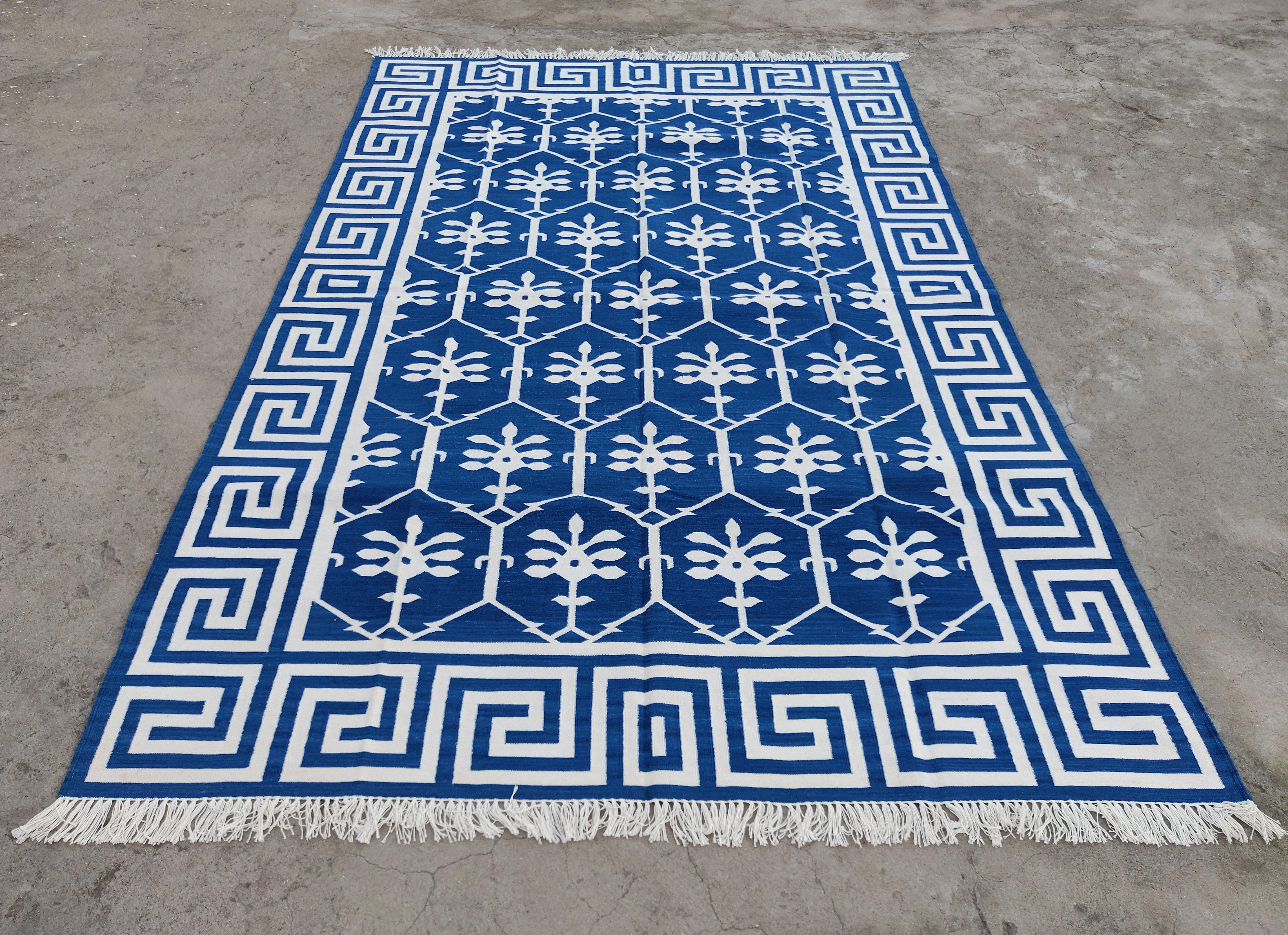 Handmade Cotton Area Flat Weave Rug, Blue And White Flower Indian Dhurrie-6x9 In New Condition For Sale In Jaipur, IN