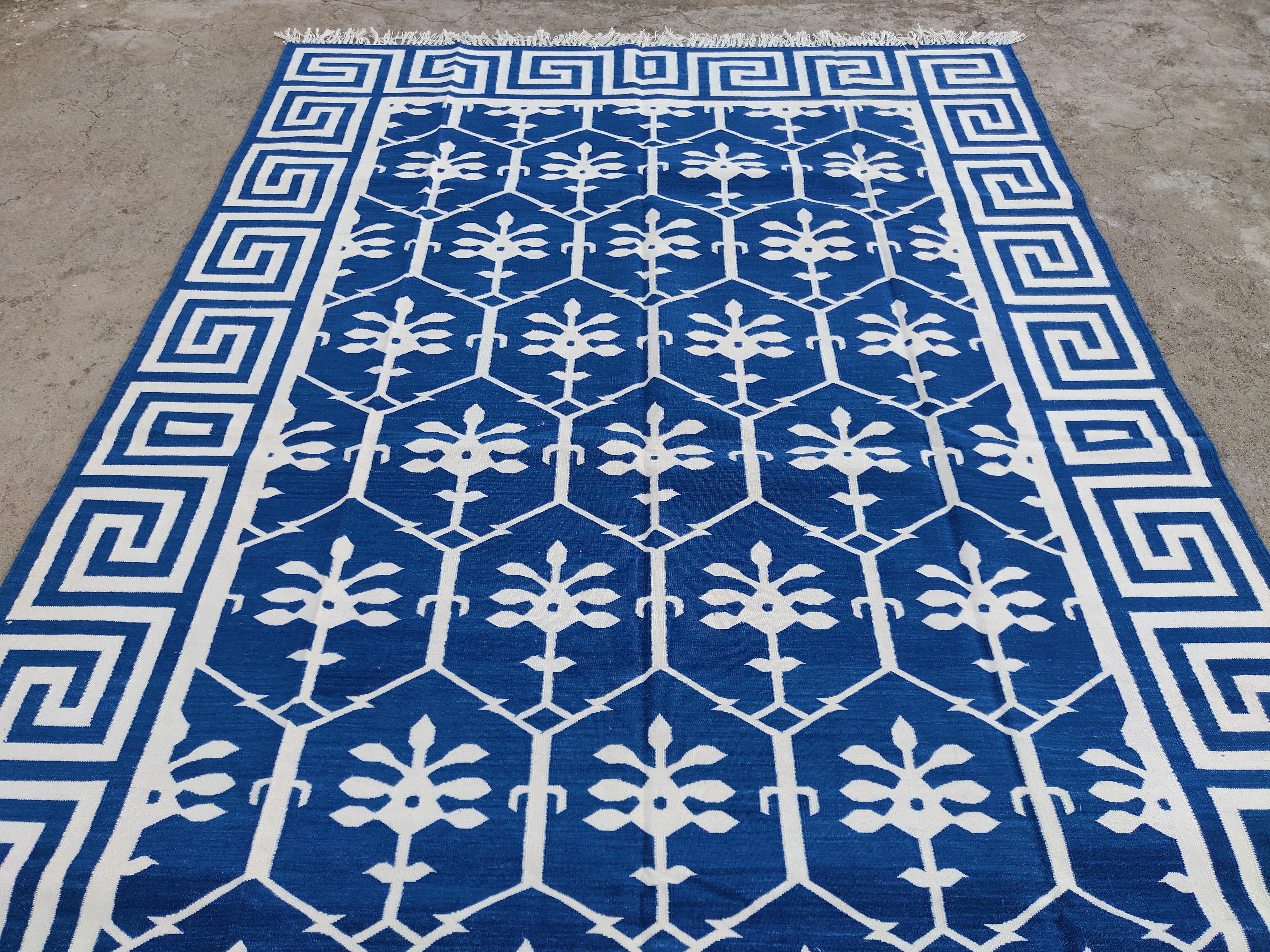 Contemporary Handmade Cotton Area Flat Weave Rug, Blue And White Flower Indian Dhurrie-6x9 For Sale
