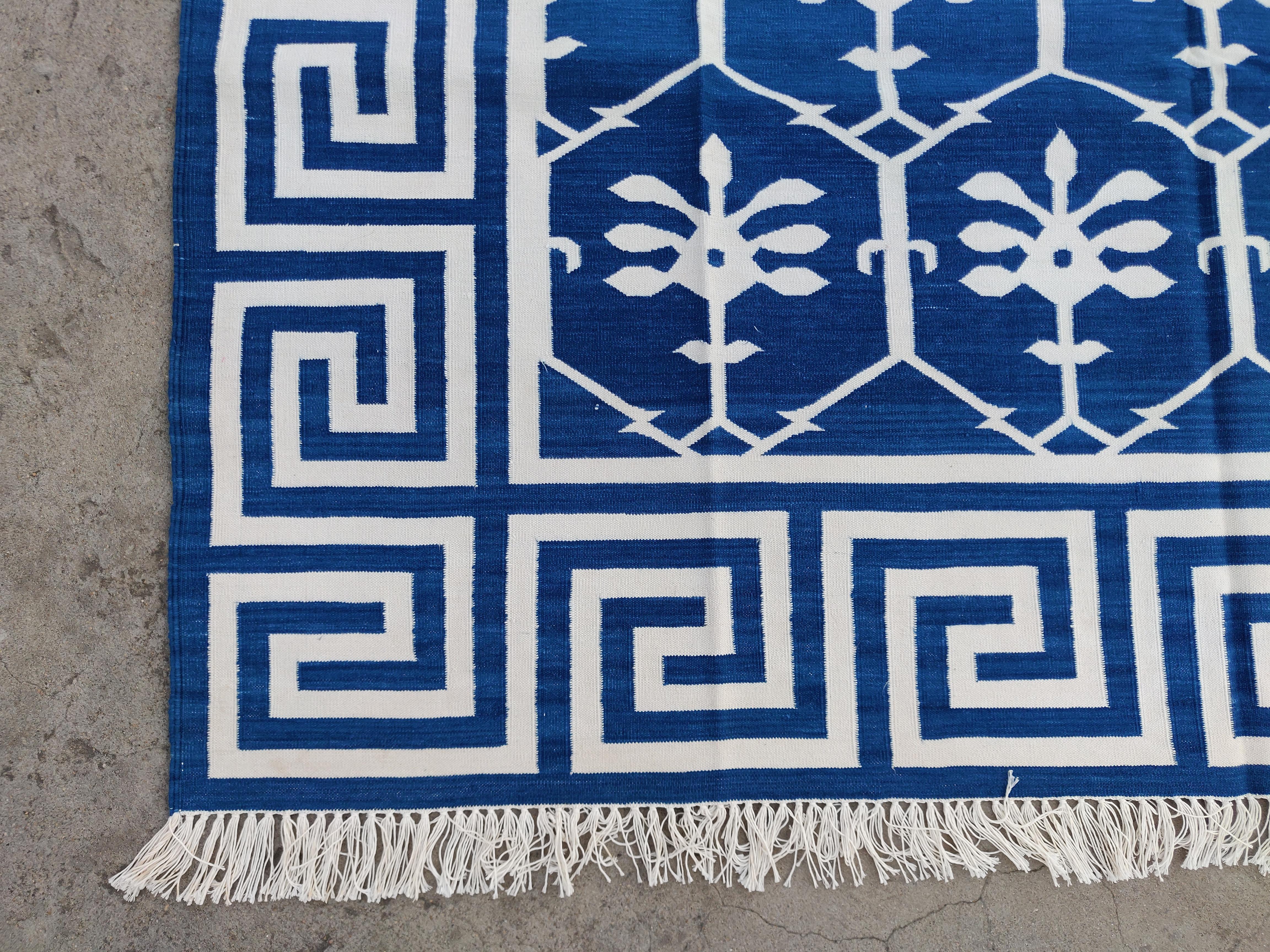 Handgefertigter flacher Baumwollteppich mit Flachgewebe, blauer und weißer Blume, indischer Dhurrie-6x9 (Baumwolle) im Angebot