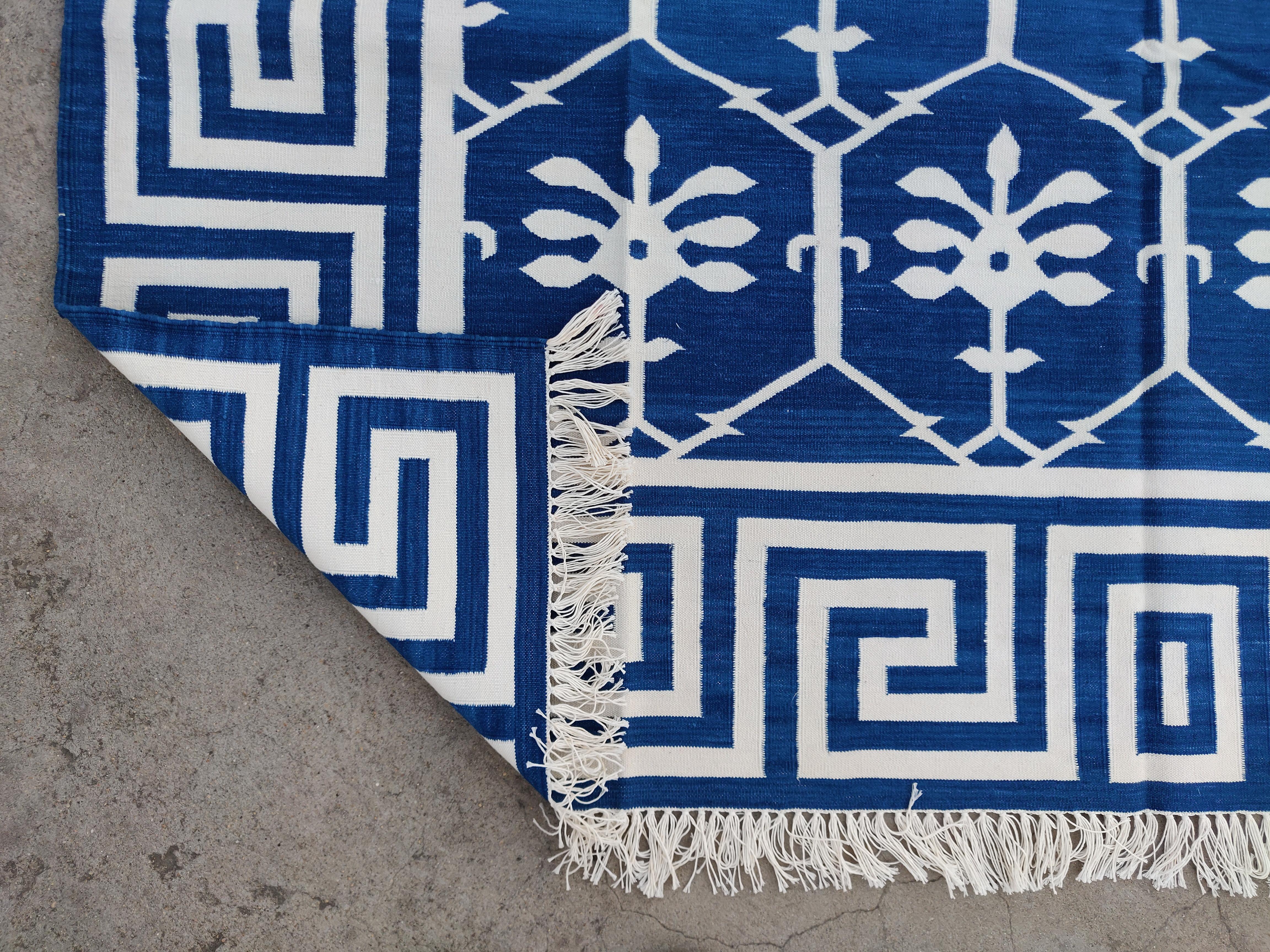 Handgefertigter flacher Baumwollteppich mit Flachgewebe, blauer und weißer Blume, indischer Dhurrie-6x9 im Angebot 1
