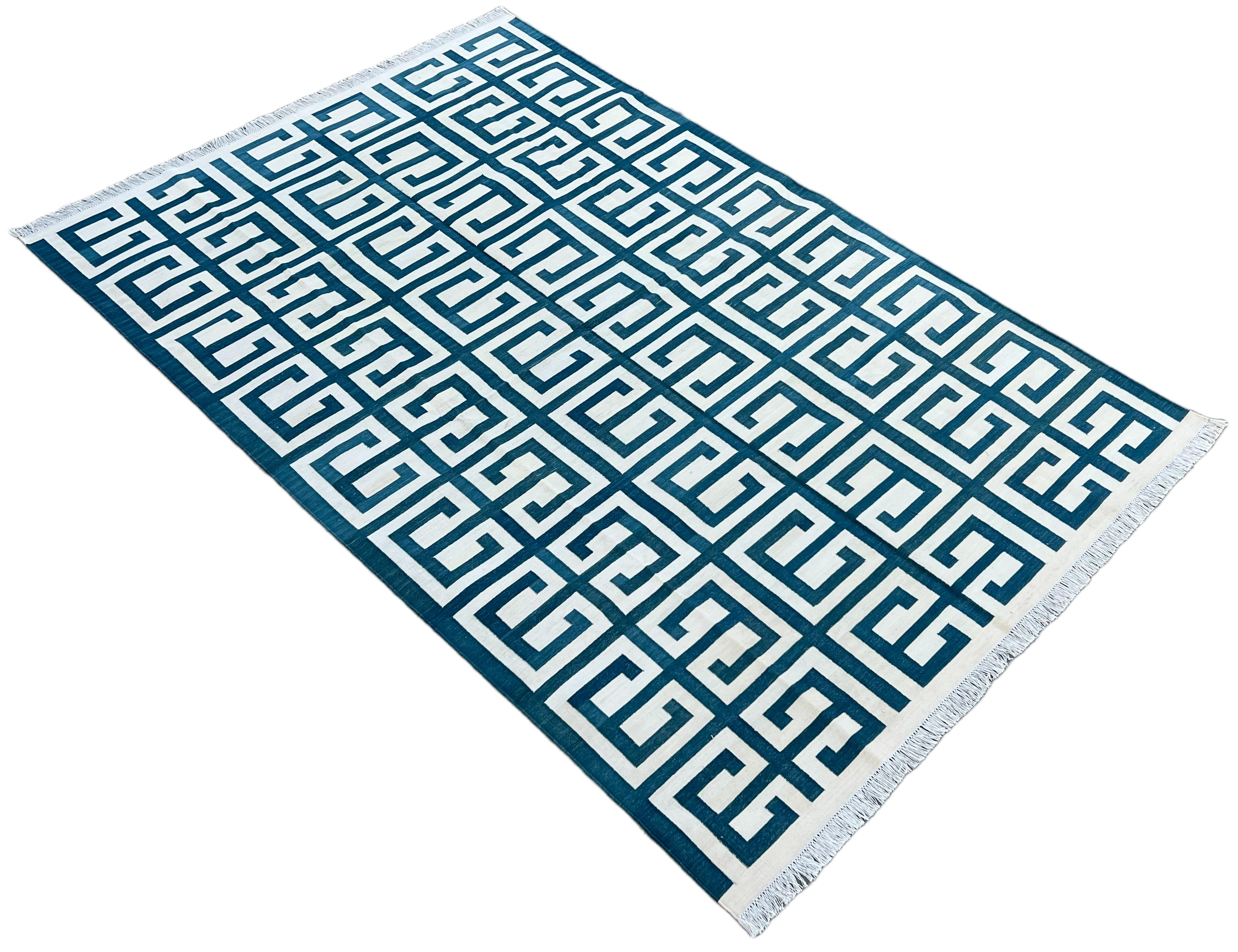 Tapis indien en coton teint végétal réversible bleu et blanc à motifs géométriques - 6'x9'
Ces dhurries spéciales à tissage plat sont tissées à la main avec du fil 100 % coton 15 plis. En raison des techniques de fabrication spéciales utilisées pour