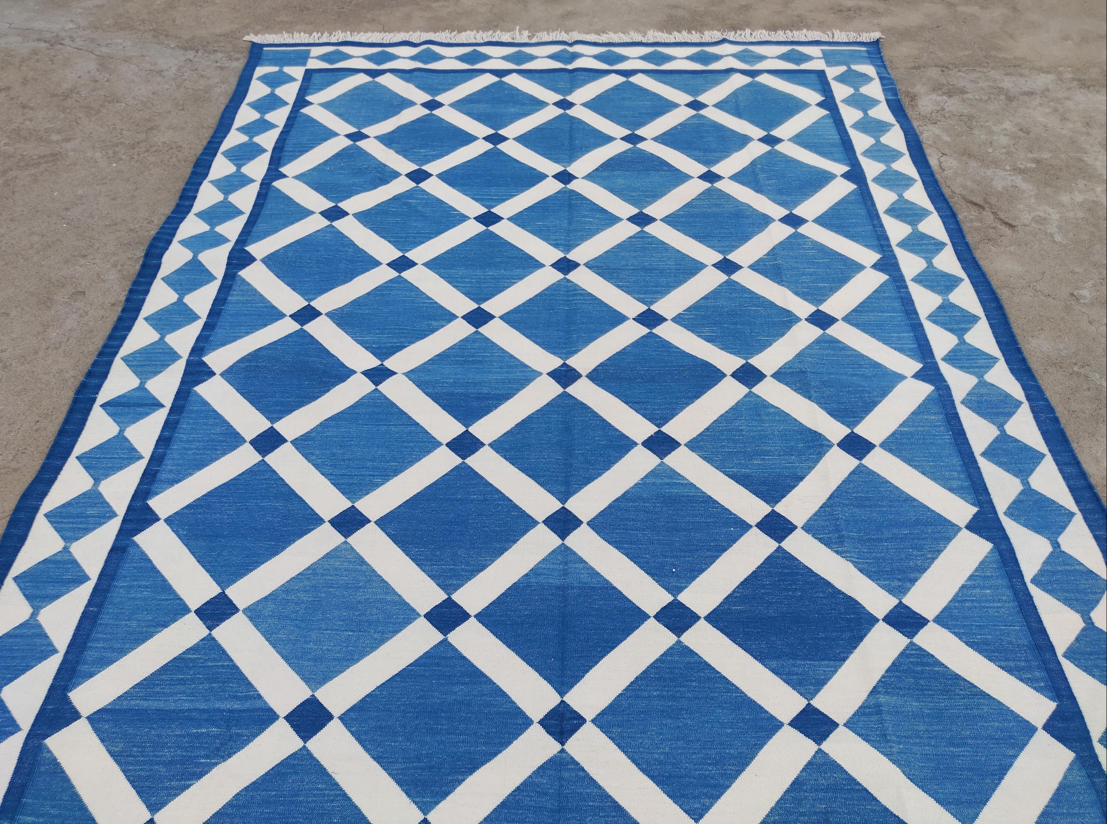 Handmade Cotton Area Flat Weave Rug, Blue And White Geometric Indian Dhurrie Rug In New Condition For Sale In Jaipur, IN