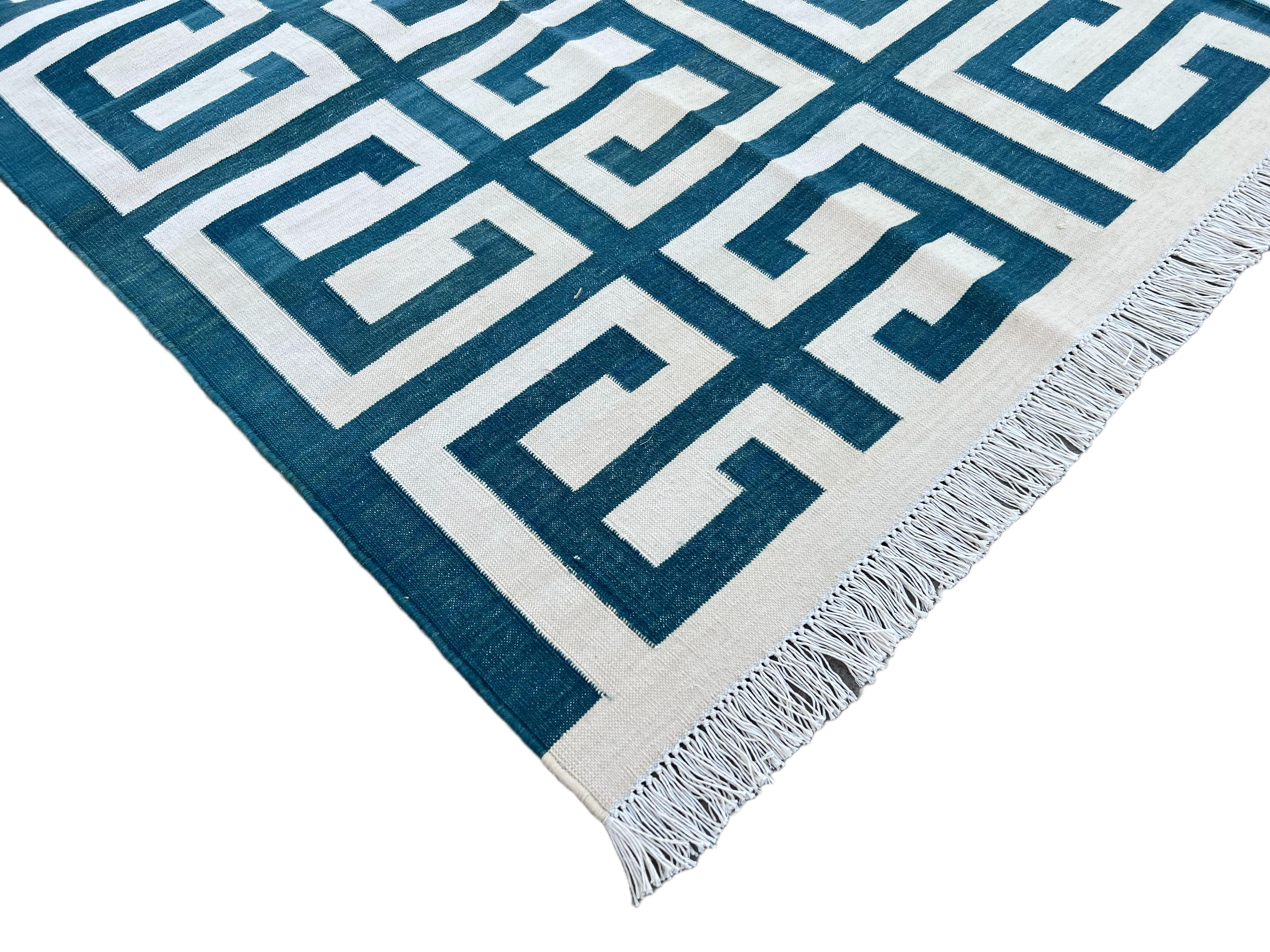 XXIe siècle et contemporain Tapis en coton tissé à plat, bleu et blanc, géométrique, indien Dhurrie en vente