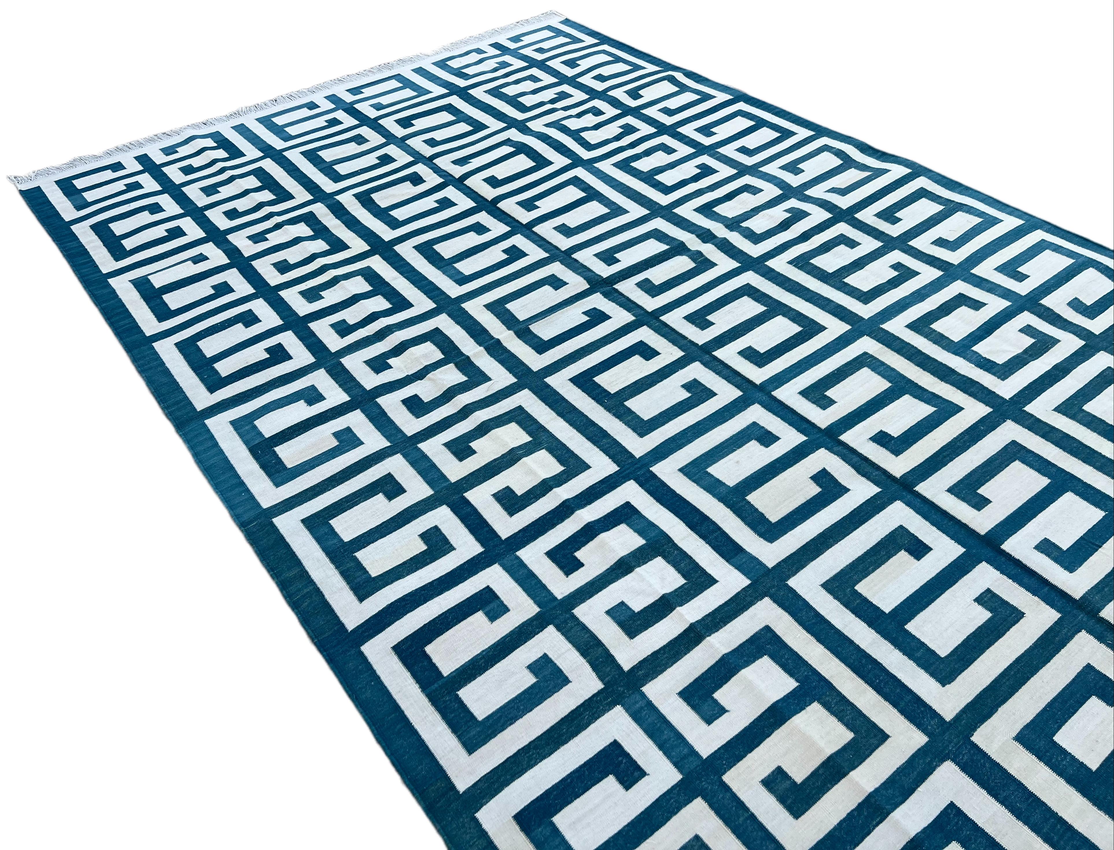 Coton Tapis en coton tissé à plat, bleu et blanc, géométrique, indien Dhurrie en vente
