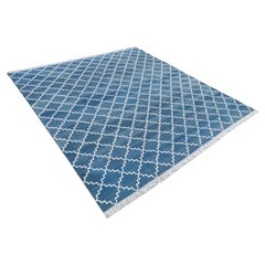 Handgefertigter Flachgewebe-Teppich aus Baumwolle, blauer und weißer geometrischer indischer Dhurrie-Teppich