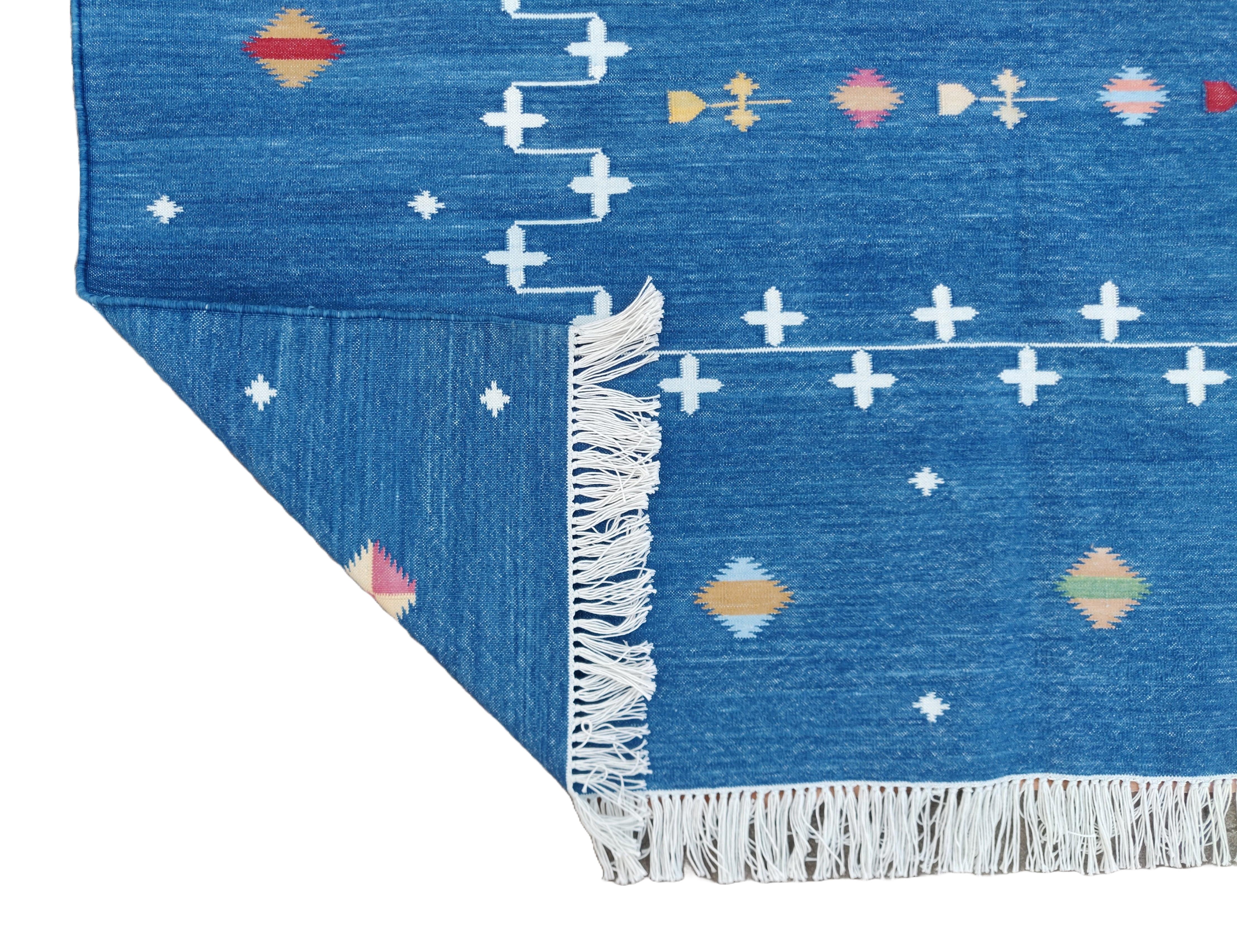 Handgefertigter Flachgewebe-Teppich aus Baumwolle, blauer und weißer indischer Shooting Star Dhurrie (Moderne der Mitte des Jahrhunderts) im Angebot