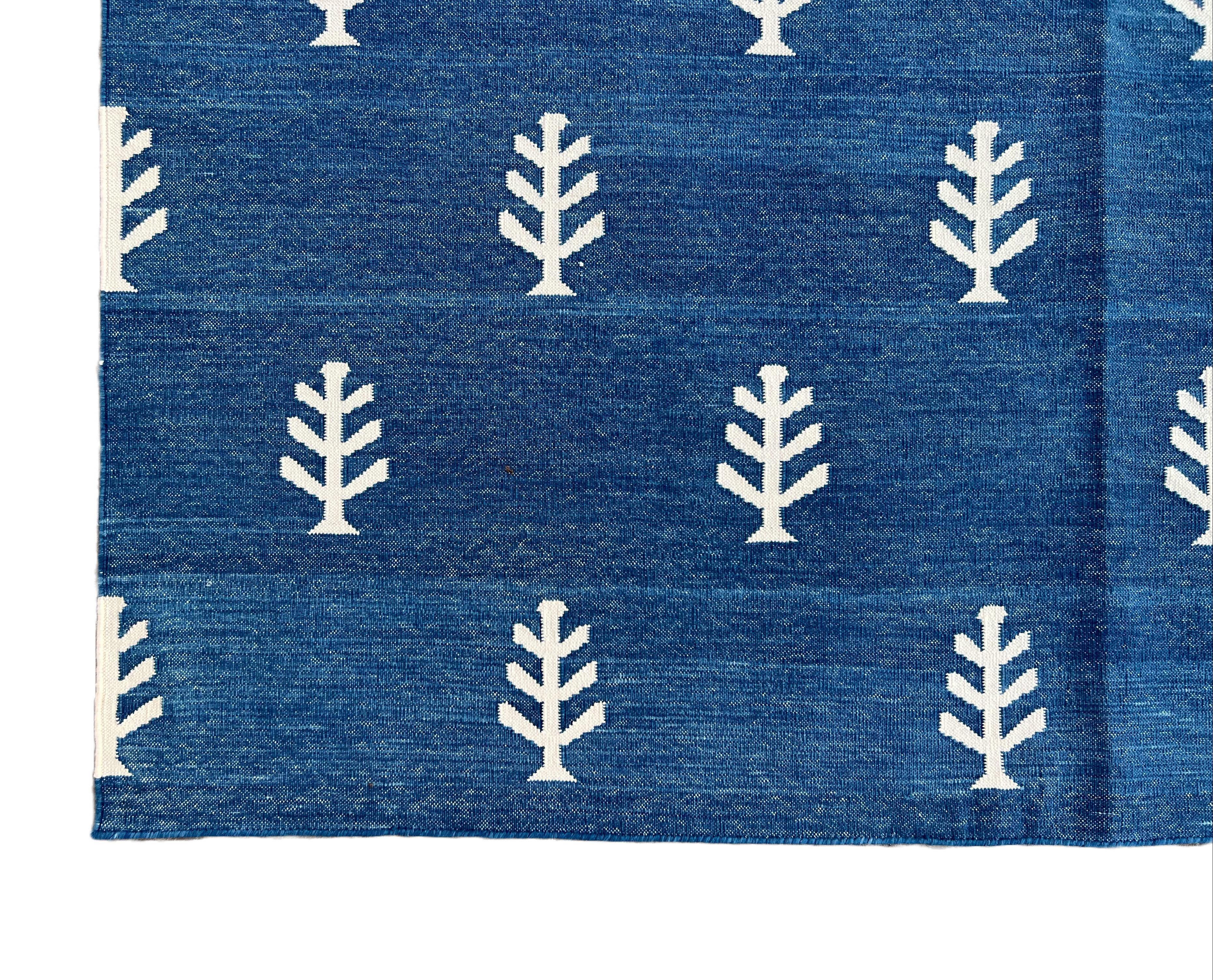 Handgefertigter Flachgewebe-Teppich aus Baumwolle, blaues und weißes Blattmuster, indisch Dhurrie im Angebot 3