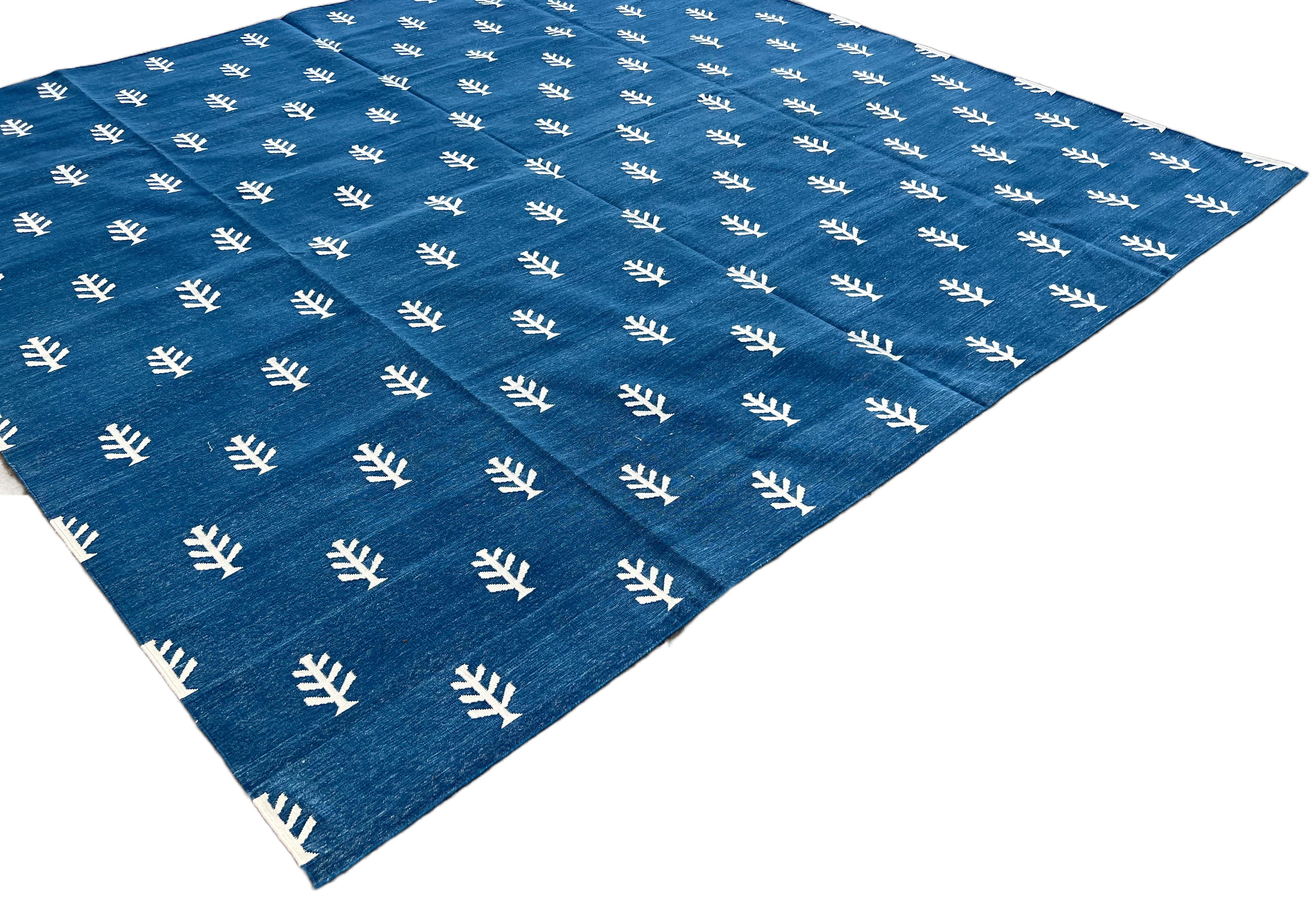 Handgefertigter Flachgewebe-Teppich aus Baumwolle, blaues und weißes Blattmuster, indisch Dhurrie (Handgewebt) im Angebot