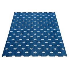 Handgefertigter Flachgewebe-Teppich aus Baumwolle, blaues und weißes Blattmuster, indisch Dhurrie