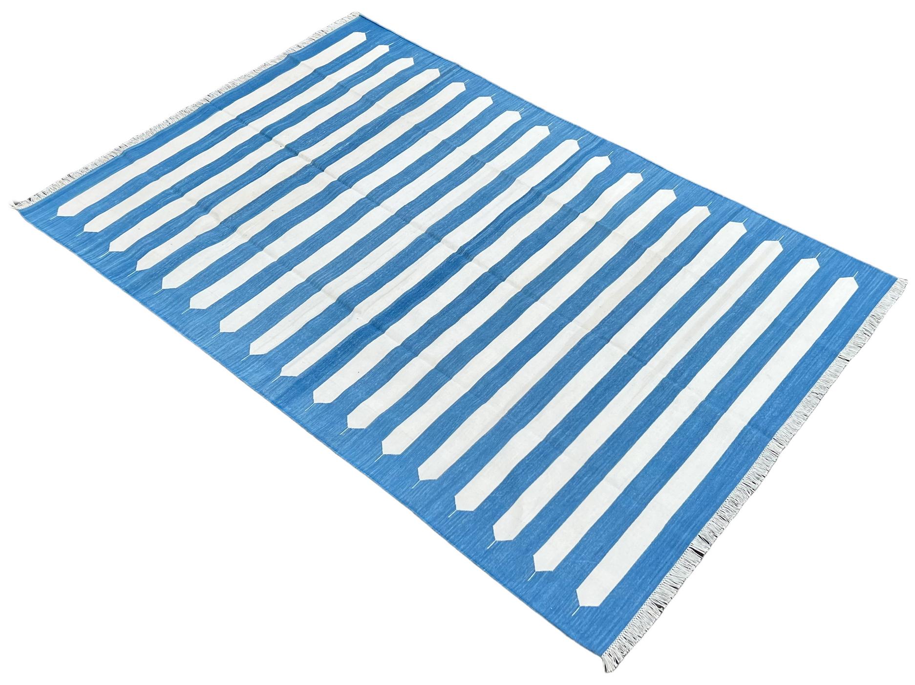 Handgefertigter Flachgewebe-Teppich aus Baumwolle, blau-weiß gestreifter indischer Dhurrie-Teppich im Angebot 3