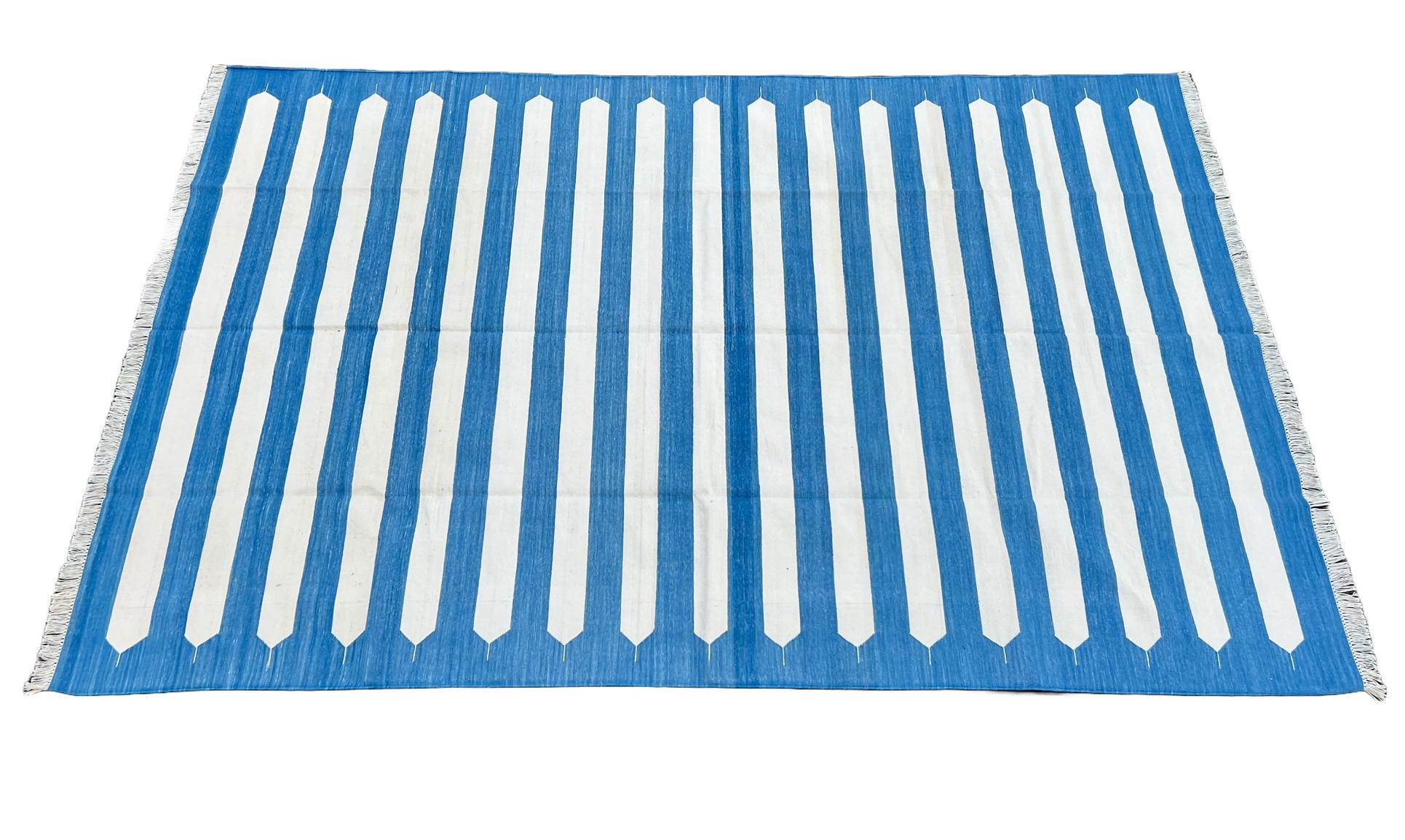 Handgefertigter Flachgewebe-Teppich aus Baumwolle, blau-weiß gestreifter indischer Dhurrie-Teppich im Angebot 4